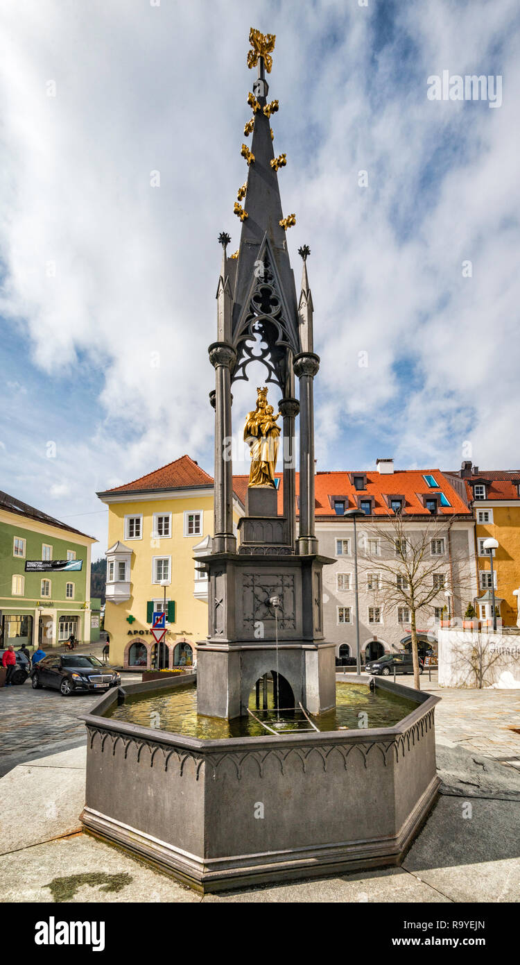 Marienbrunnen (Virgin Mary Well), at Unterer Stadtplatz, Altstadt (Old Town) center in Kufstein, Tyrol, Austria Stock Photo