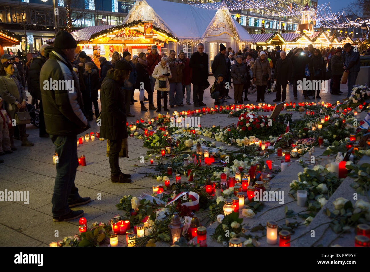 20.12.2017, Berlin, Berlin, Deutschland - Gedenken an die Opfer des Terroranschlags am Weihnachtsmarkt am Breitscheidplatz am 19.12.2016. Kerzen am An Stock Photo