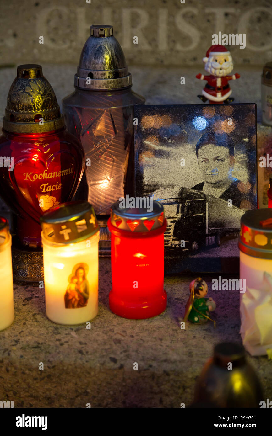 20.12.2017, Berlin, Berlin, Deutschland - Gedenken an die Opfer des Terroranschlags am Weihnachtsmarkt am Breitscheidplatz am 19.12.2016. Kerzen am An Stock Photo