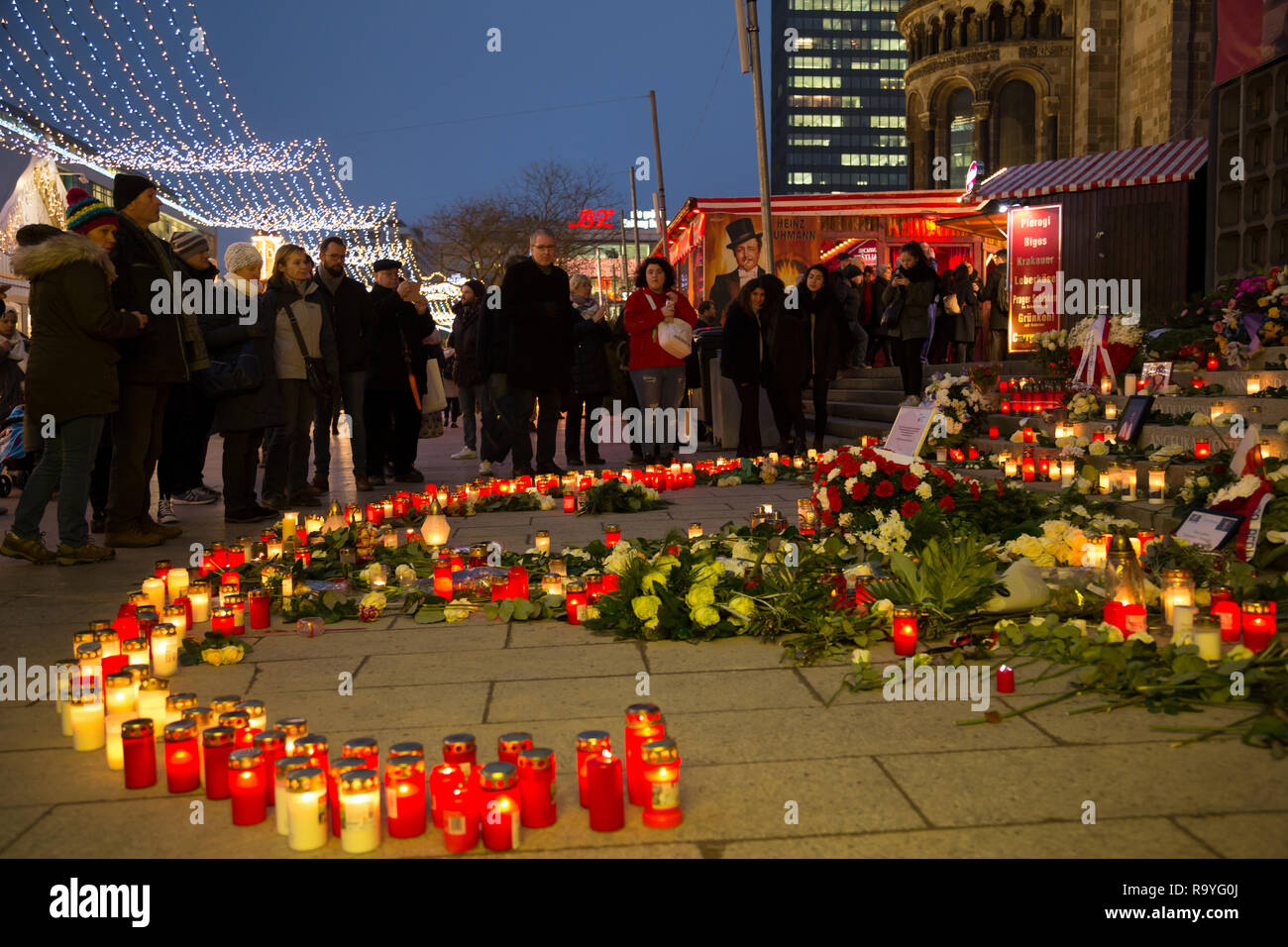 20.12.2017, Berlin, Berlin, Deutschland - Gedenken an die Opfer des Terroranschlags am Weihnachtsmarkt am Breitscheidplatz am 19.12.2016. Kerzen am An Stock Photo