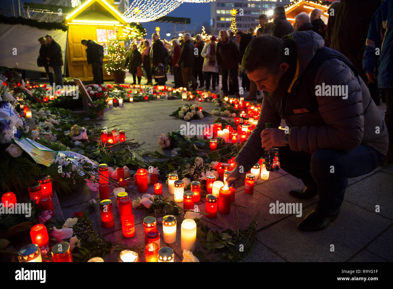 20.12.2017, Berlin, Berlin, Deutschland - Gedenken an die Opfer des Terroranschlags am Weihnachtsmarkt am Breitscheidplatz am 19.12.2016. Kerzen am An Stock Photo