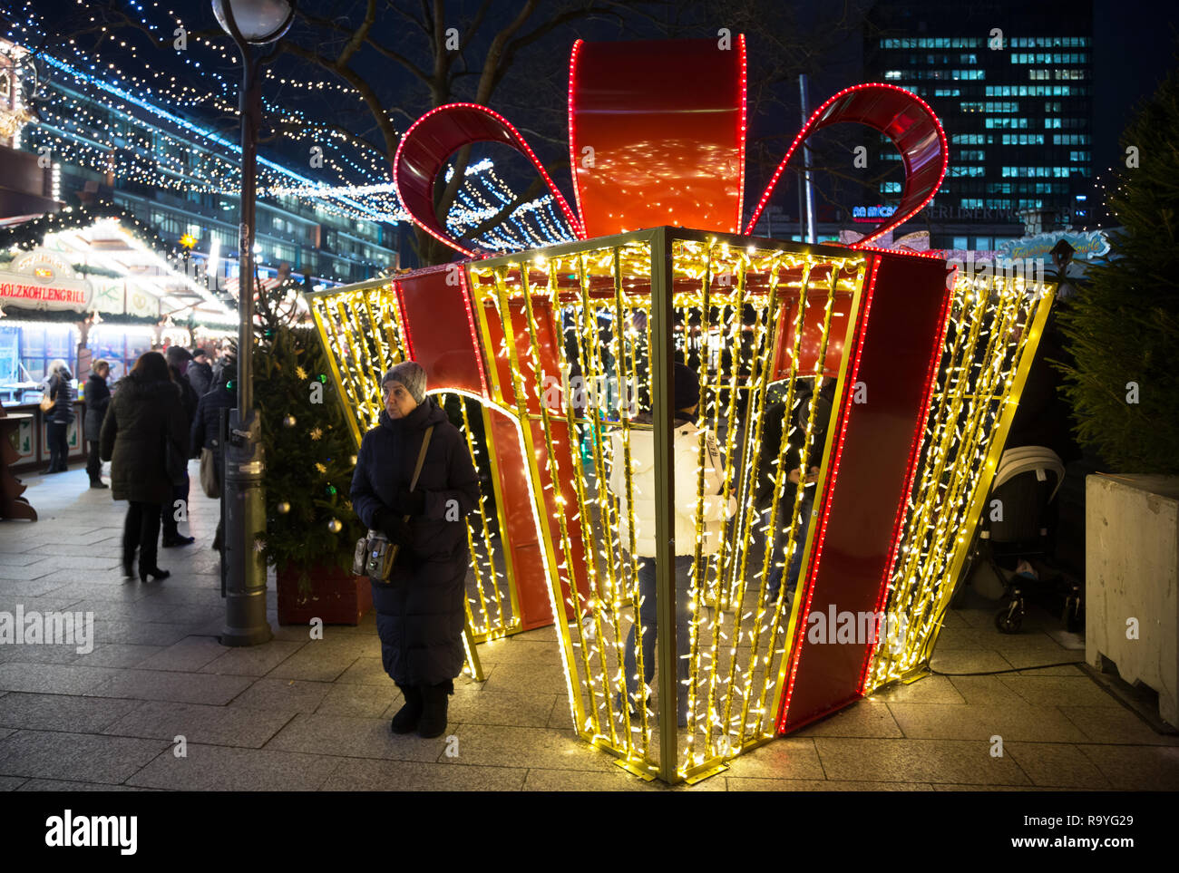 20.12.2017, Berlin, Berlin, Deutschland - Weihnachtsmarkt an der Gedaechtniskirche. Im Bild ein riesiges, begehbares Geschenk. 00A171220D175CARO.JPG [ Stock Photo