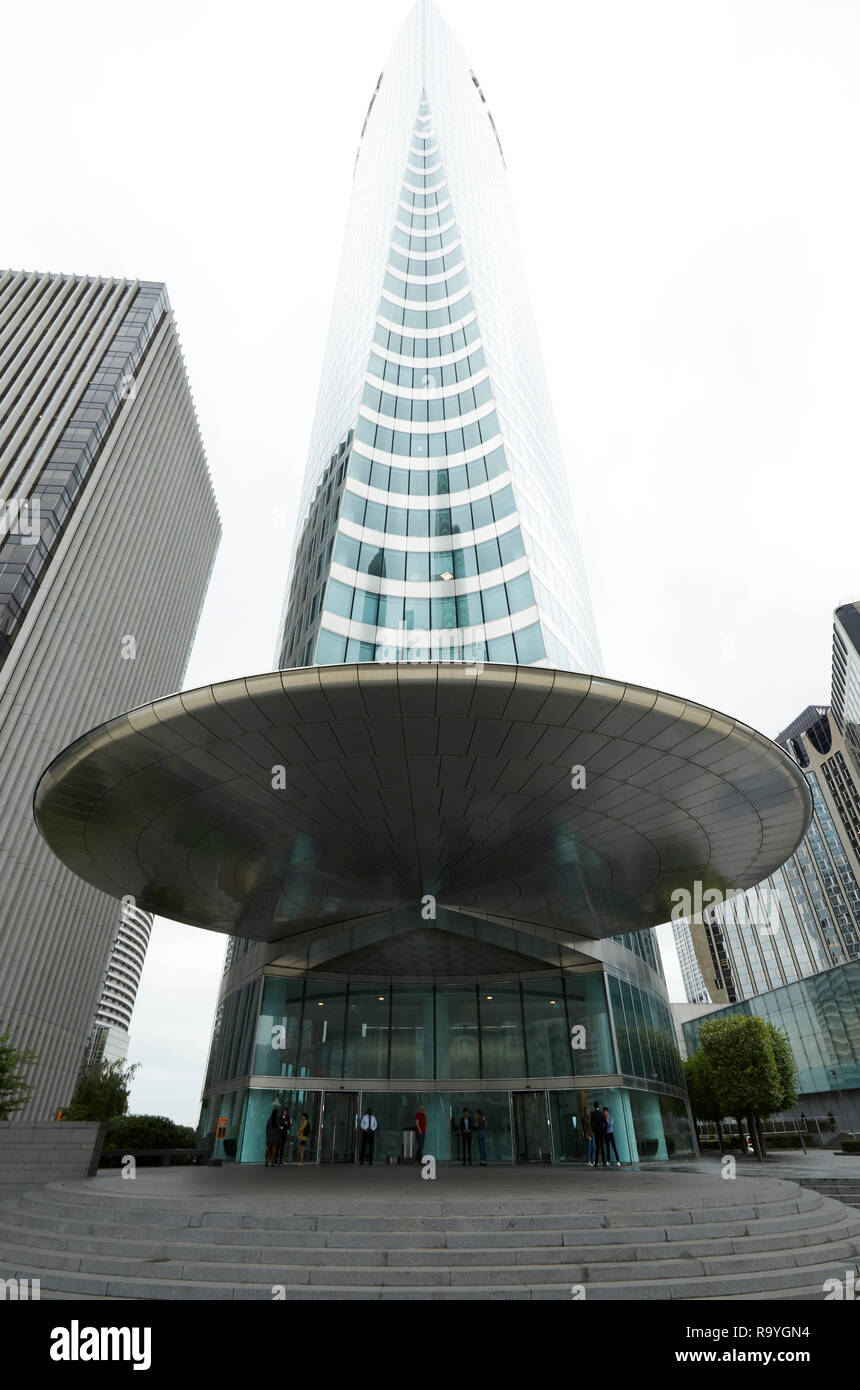 09.08.2018, Puteaux, Ile-de-France, Frankreich - Blick auf das Hochhaus Tour EDF in der Buerostadt La Defense. Ein Verwaltungs- und Buerogebaeude und  Stock Photo