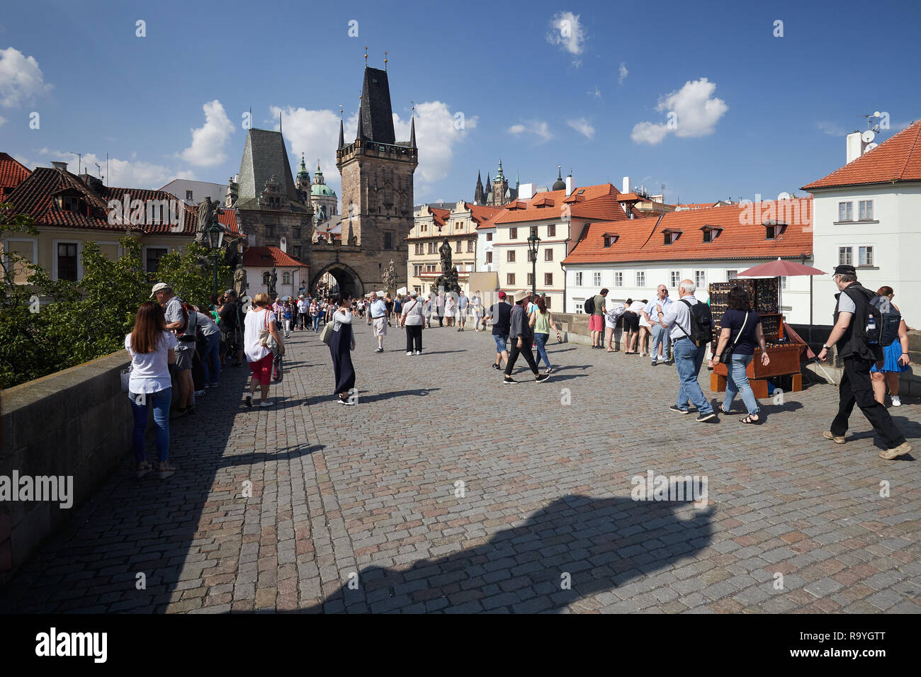 05.09.2018 - Prag, Hlavni mesto Praha, Tschechien - Auf die Karlsbruecke mit Blick zum Kleinseiter Brueckenturm. 00R180905D047CARO.JPG [MODEL RELEASE: Stock Photo