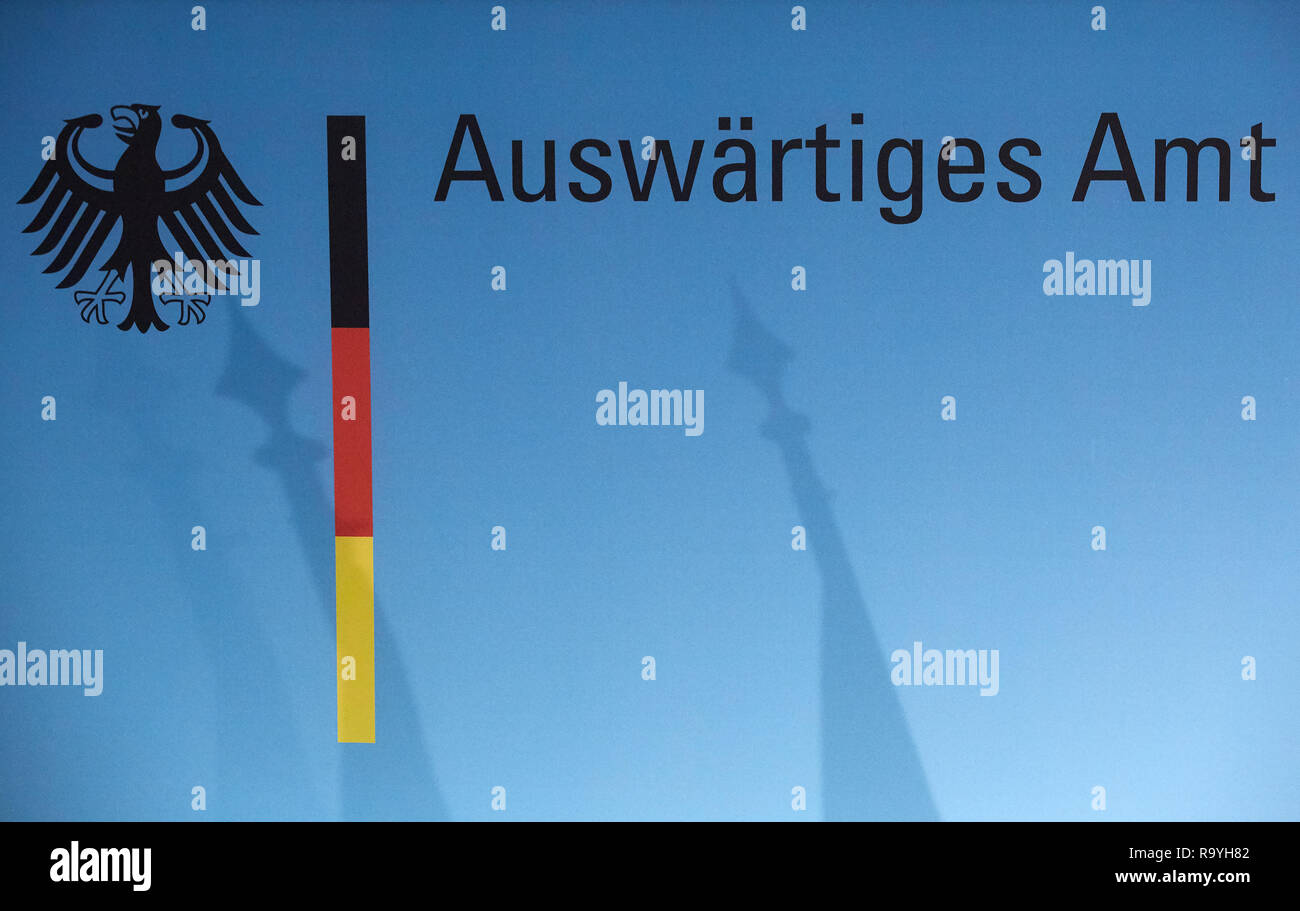 06.11.2018, Berlin, Deutschland - Logo und Schriftzug Auswaertiges Amt auf blauer Hintergrundwand. 00R181106D072CARO.JPG [MODEL RELEASE: NOT APPLICABL Stock Photo