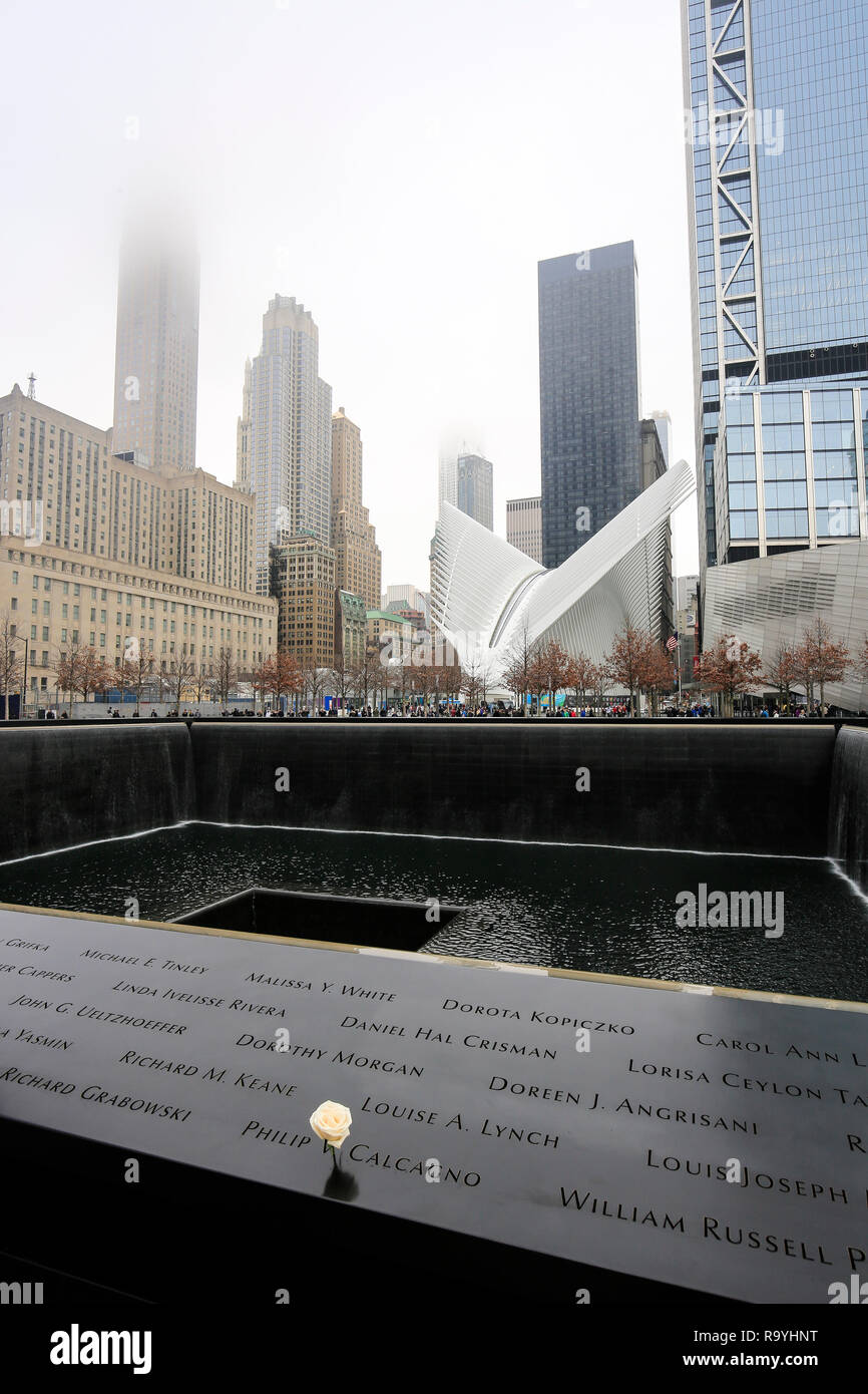 20.02.2018, New York City, New York, Vereinigte Staaten von Amerika - Ground Zero, Brunnen am World Trade Center zeichnen den Grundriss der beim Ansch Stock Photo