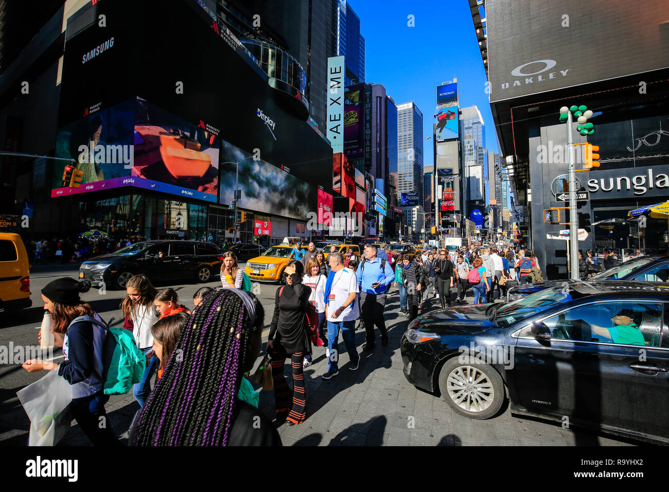 21.02.2018, New York City, New York, Vereinigte Staaten von Amerika - Menschenmenge auf dem Times Square Ecke Broadway, Manhattan, New York City, New  Stock Photo