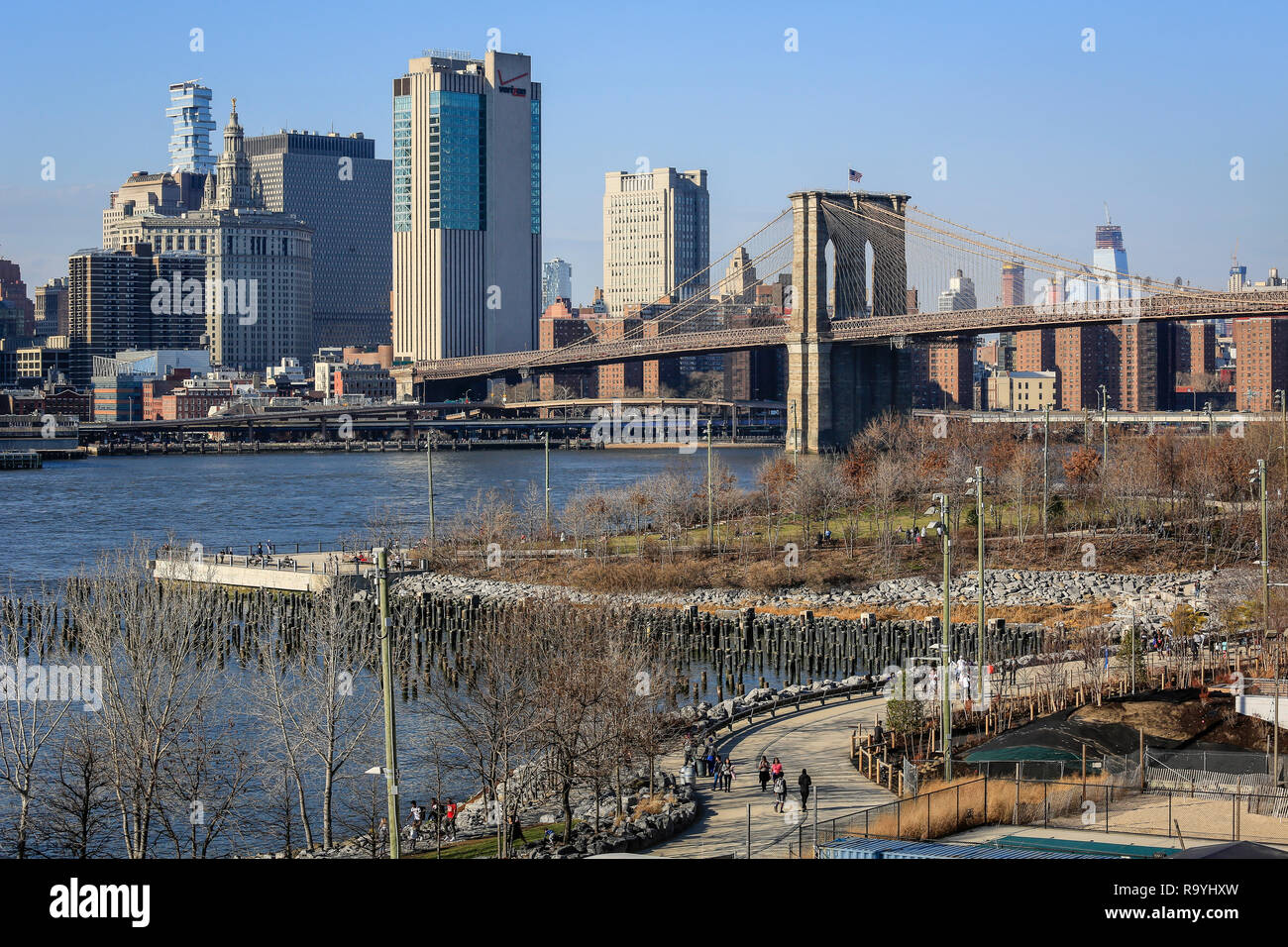 21.02.2018, New York City, New York, Vereinigte Staaten von Amerika - New York City skyline and Brooklyn Bridge, Manhattan, USA. 00X180221D520CARO [MO Stock Photo