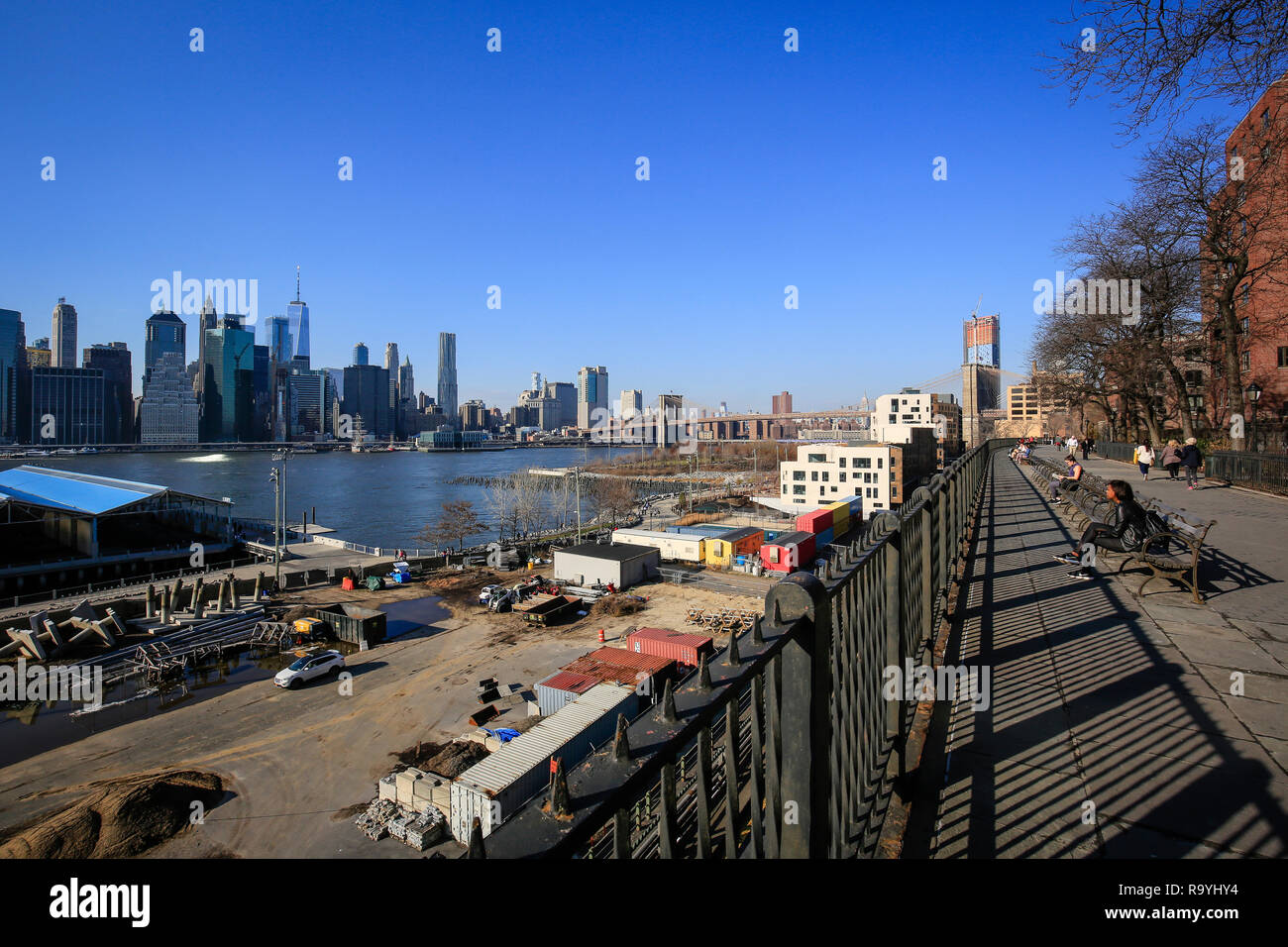 21.02.2018, New York City, New York, Vereinigte Staaten von Amerika - Uferpromenade Brooklyn Heights, Blick Richtung Manhattan skyline and Brooklyn Br Stock Photo