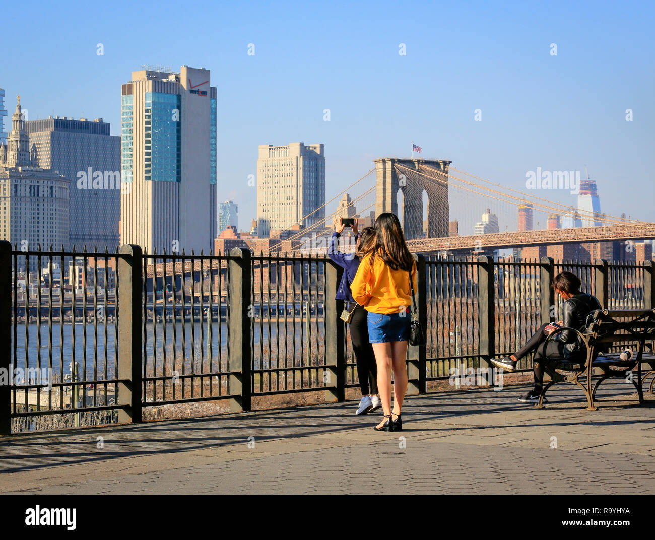 21.02.2018, New York City, New York, Vereinigte Staaten von Amerika - Menschen auf der Uferpromenade Brooklyn Heights, Blick Richtung Manhattan skylin Stock Photo