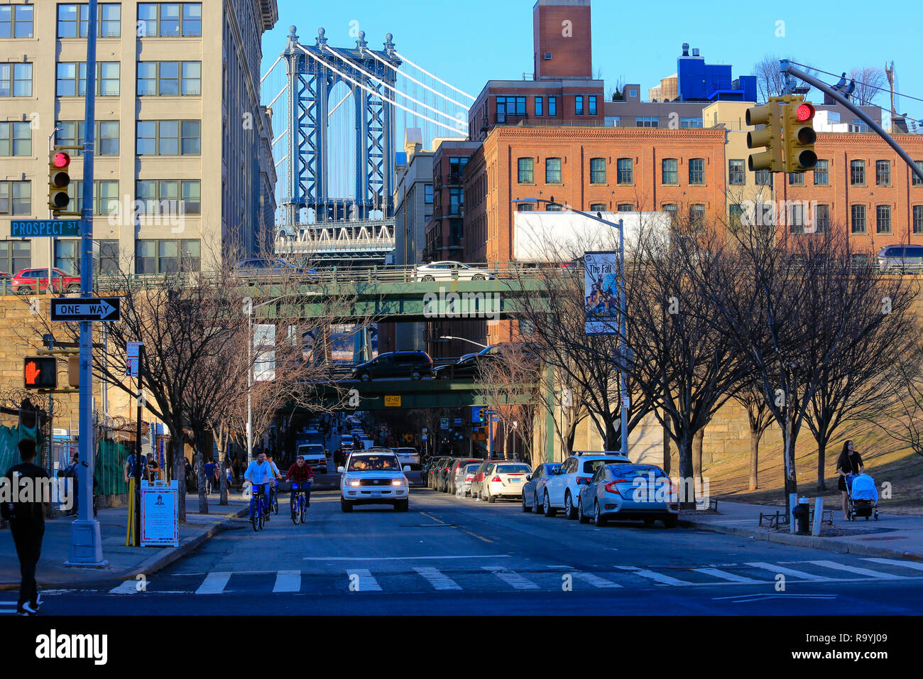 21.02.2018, New York City, New York, Vereinigte Staaten von Amerika - Brooklyn, Blick Richtung Manhattan Bridge, USA. 00X180221D644CARO [MODEL RELEASE Stock Photo