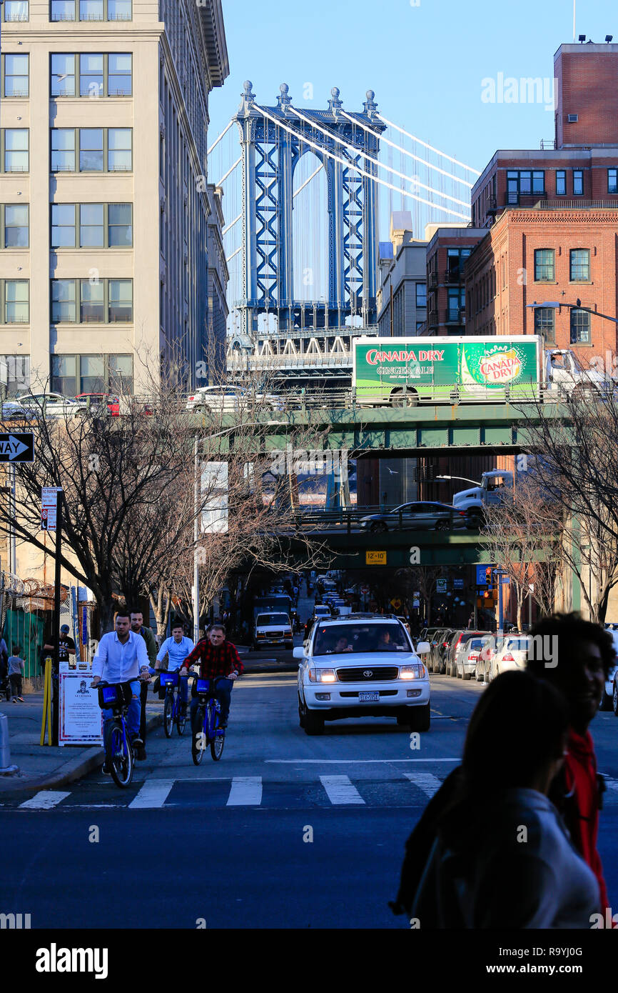 21.02.2018, New York City, New York, Vereinigte Staaten von Amerika - Brooklyn, Blick Richtung Manhattan Bridge, USA. 00X180221D647CARO [MODEL RELEASE Stock Photo
