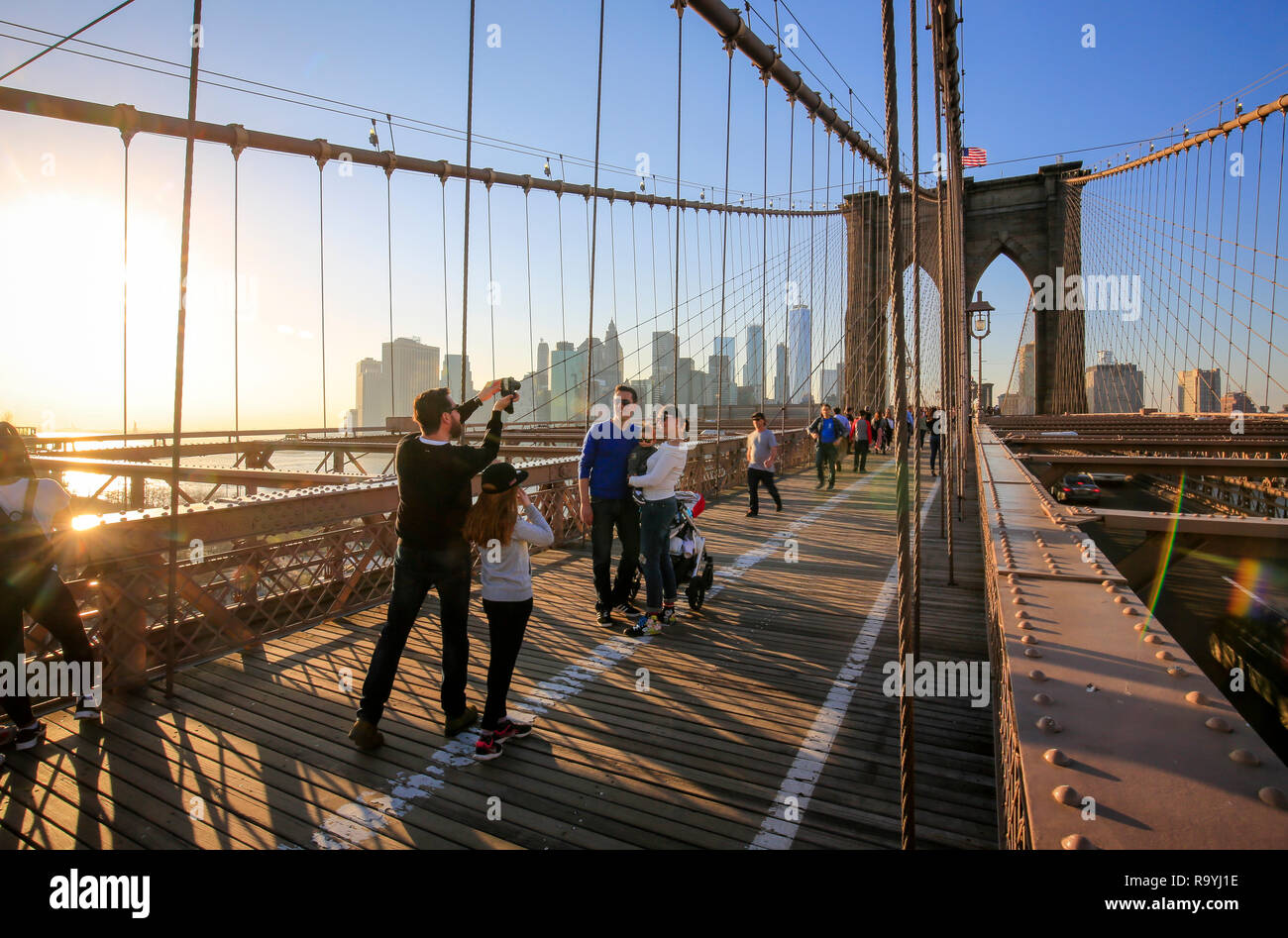 21.02.2018, New York City, New York, Vereinigte Staaten von Amerika - Menschen auf der Brooklyn Bridge, Blick auf die Manhattan Skyline mit Freedom To Stock Photo