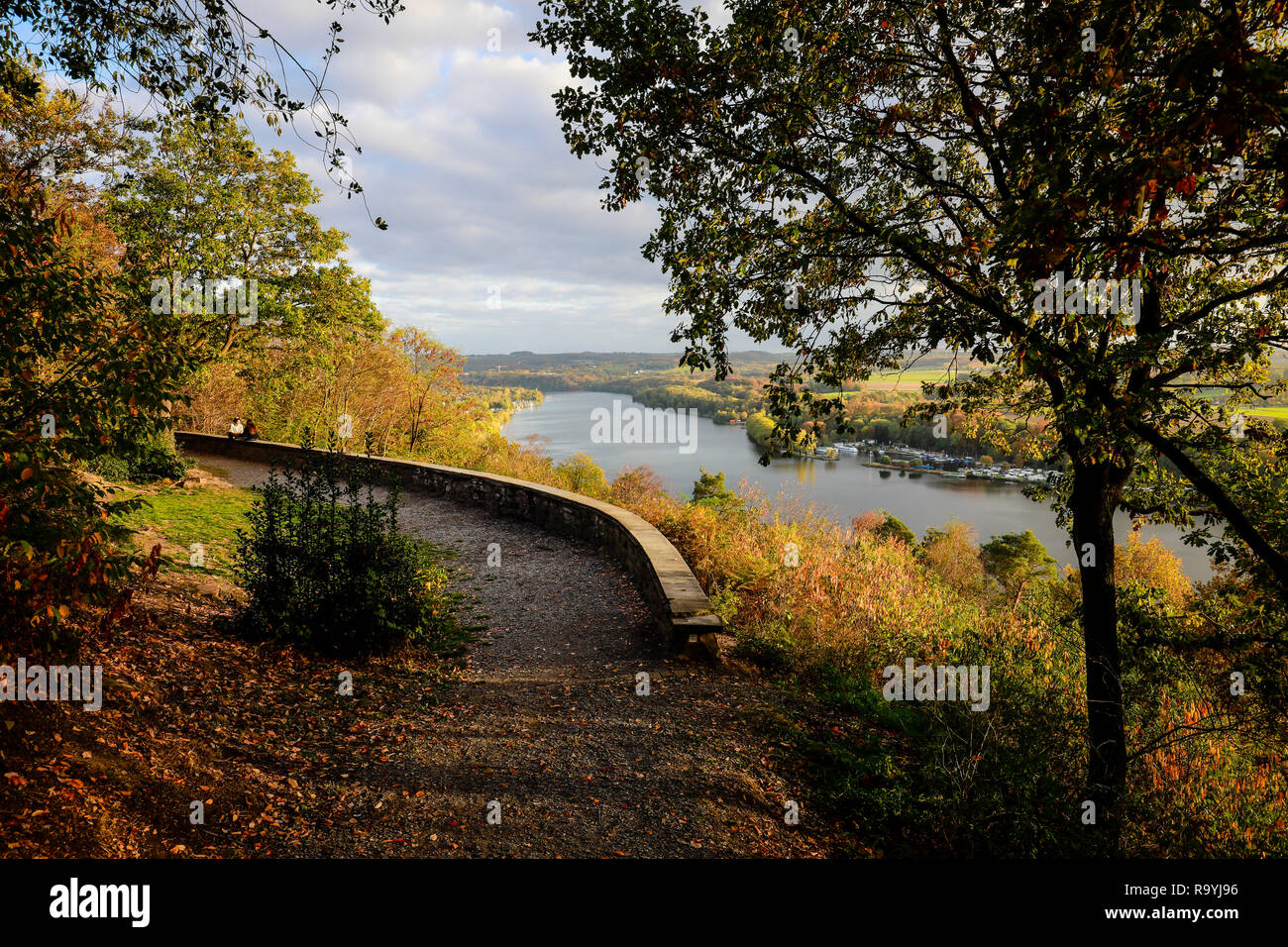 22.10.2018, Essen, Nordrhein-Westfalen, Ruhrgebiet, Deutschland, die Korte-Klippe ist ein Aussichtspunkt am Wanderweg BaldeneySteig am Baldeneysee. 00 Stock Photo