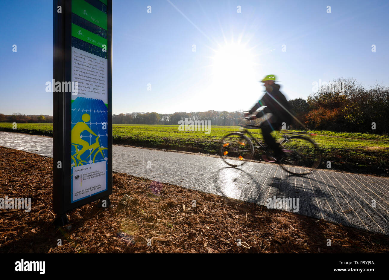 18.11.2018, Erftstadt, Nordrhein-Westfalen, Deutschland - Deutschlands erster Solarenergie-Fahrradweg. Das Potsdamer Start-up Solmove will Strassen zu Stock Photo