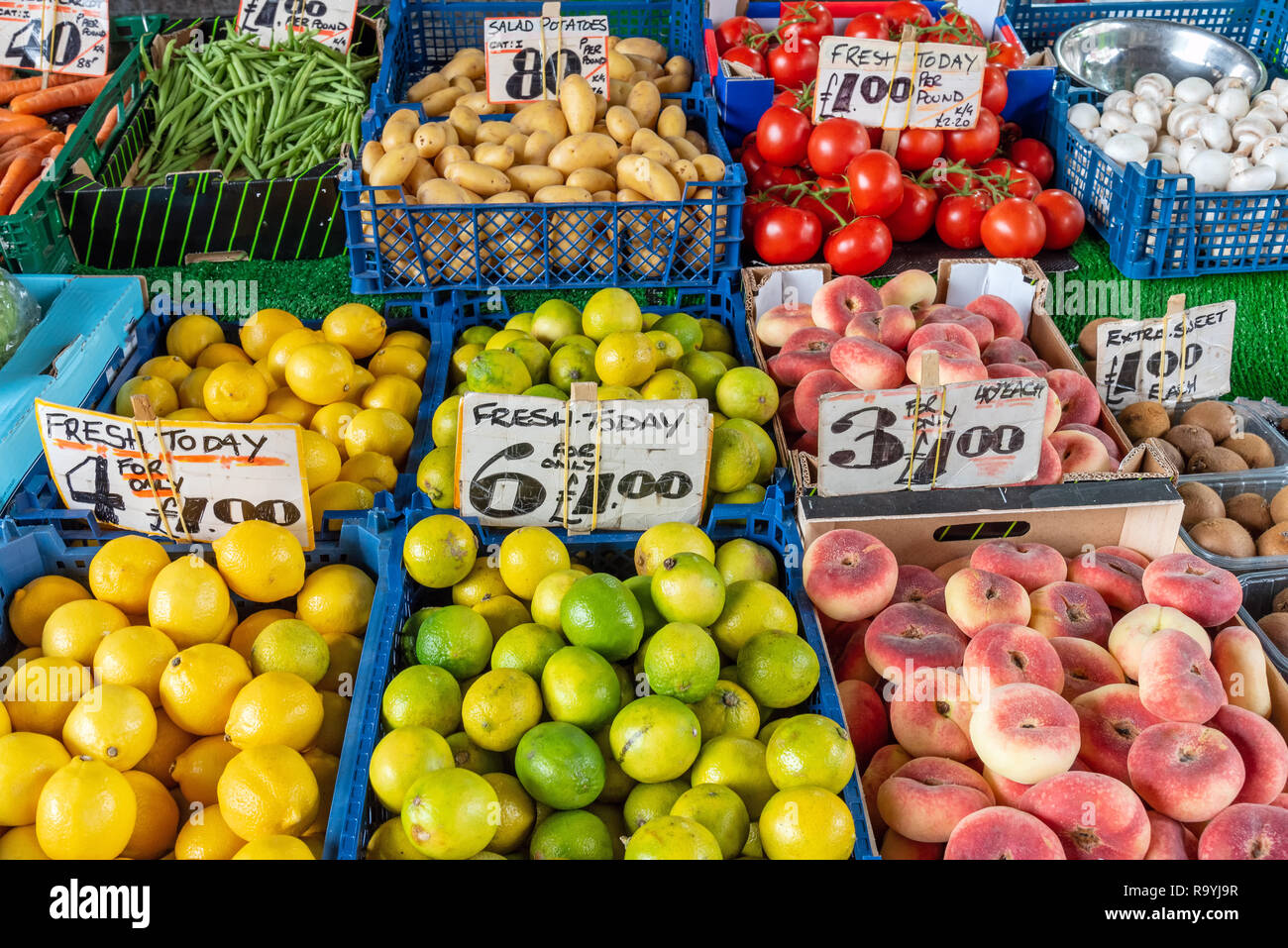 Baskets of fruits for sale hires stock photography and images Alamy