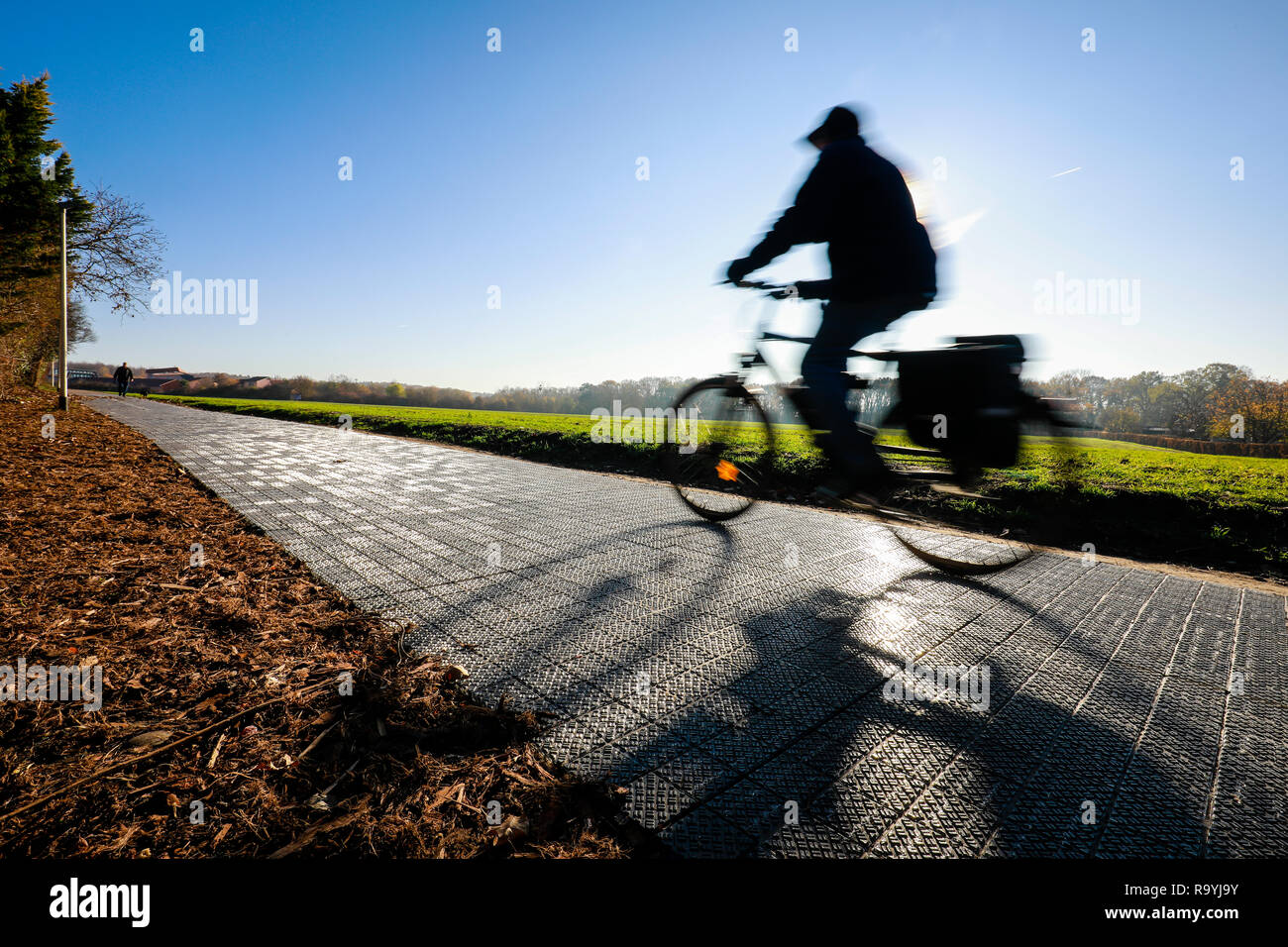 18.11.2018, Erftstadt, Nordrhein-Westfalen, Deutschland - Deutschlands erster Solarenergie-Fahrradweg. Das Potsdamer Start-up Solmove will Strassen zu Stock Photo
