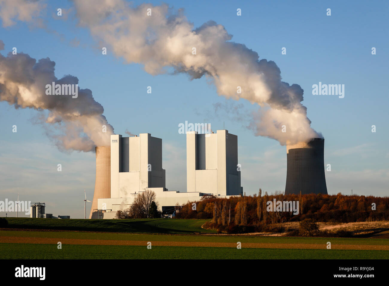 18.11.2018, Grevenbroich, Nordrhein-Westfalen, Deutschland - RWE Power AG Kraftwerk Neurath, Braunkohlekraftwerk am RWE Braunkohletagebau Garzweiler,  Stock Photo