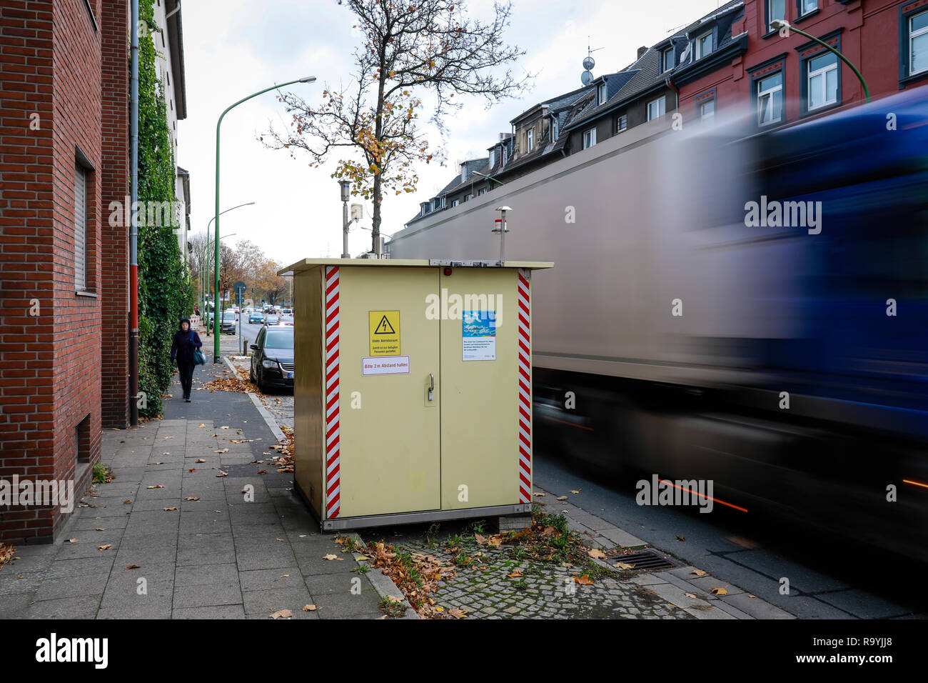 19.11.2018, Essen, Nordrhein-Westfalen, Ruhrgebiet, Deutschland - Blaue Umweltzone, Messstation an der Gladbecker Strasse beim Feierabendverkehr, hier Stock Photo