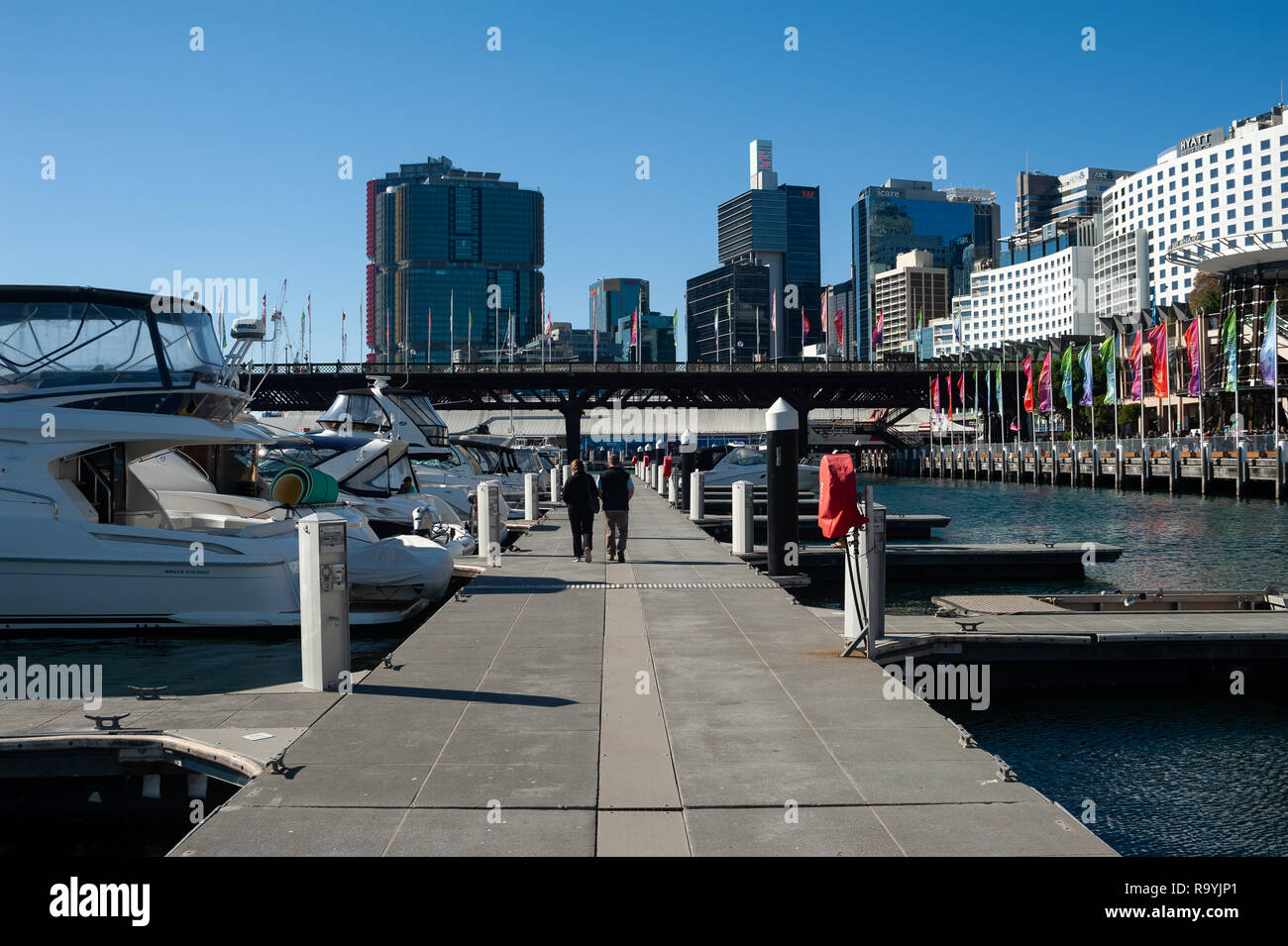 16.09.2018, Sydney, New South Wales, Australien - Boote und Yachten liegen an einer Anlegestelle in der Cockle Bay mit Blick auf den Darling Harbour u Stock Photo
