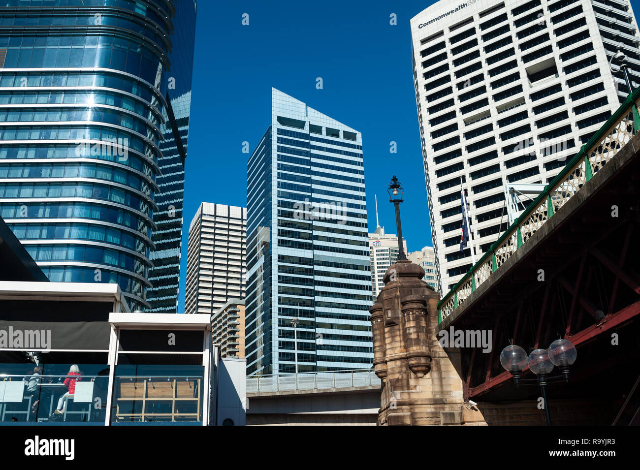 16.09.2018, Sydney, New South Wales, Australien - Ein Blick von der Uferpromenade am Darling Harbour auf die Skyline des Geschaeftsviertels von Sydney Stock Photo