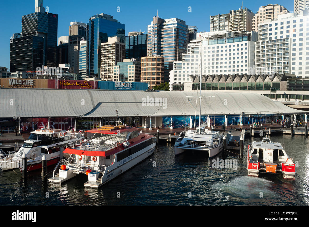 20.09.2018, Sydney, New South Wales, Australien - Ein Blick von der Pyrmont-Bruecke auf Boote an einer Anlegestelle im Darling Harbour und auf die Sky Stock Photo