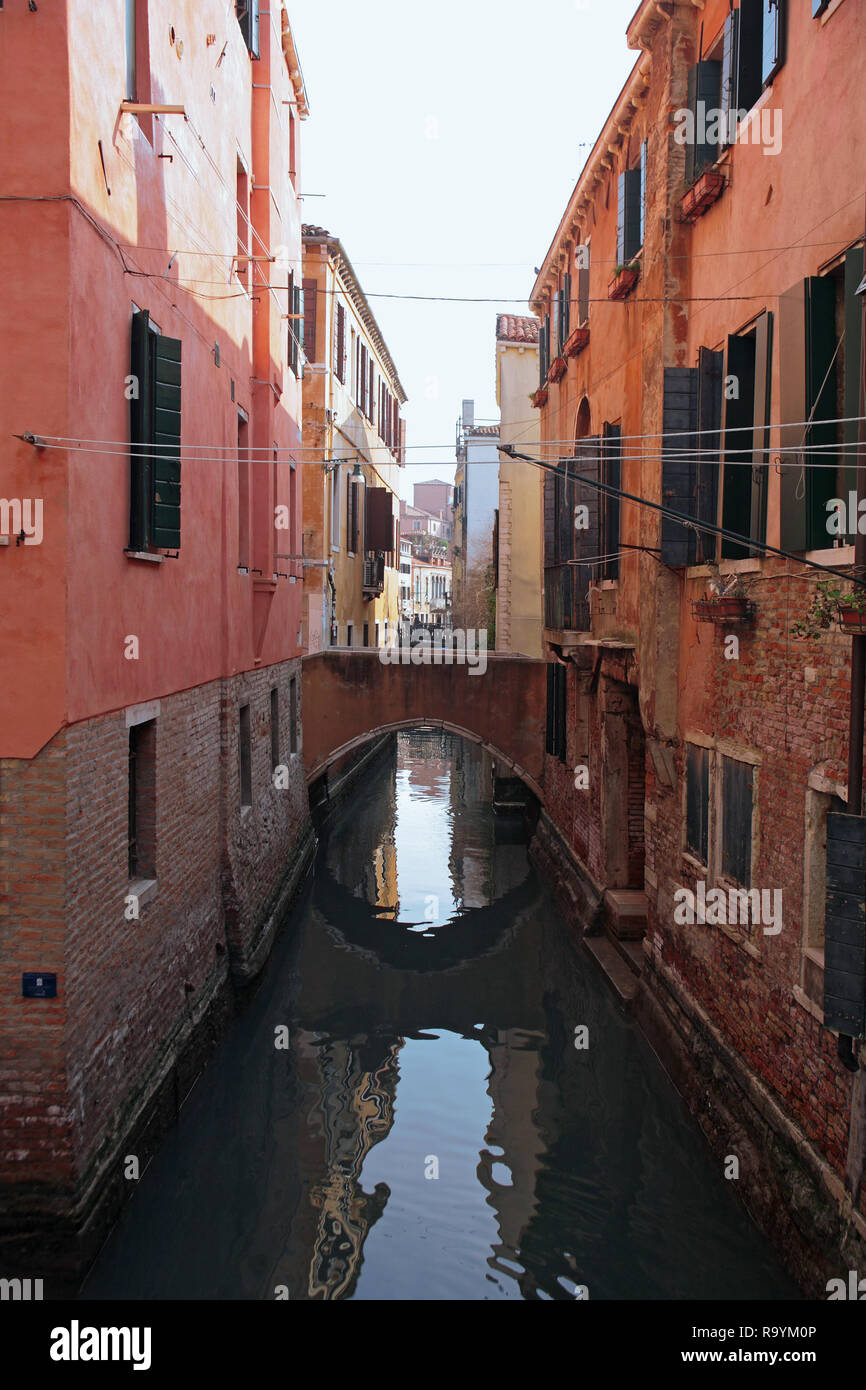 Ponte San Rocco and picturesque pink canalside houses, Rio della Frescada,  San Polo, Venice, Italy Stock Photo - Alamy
