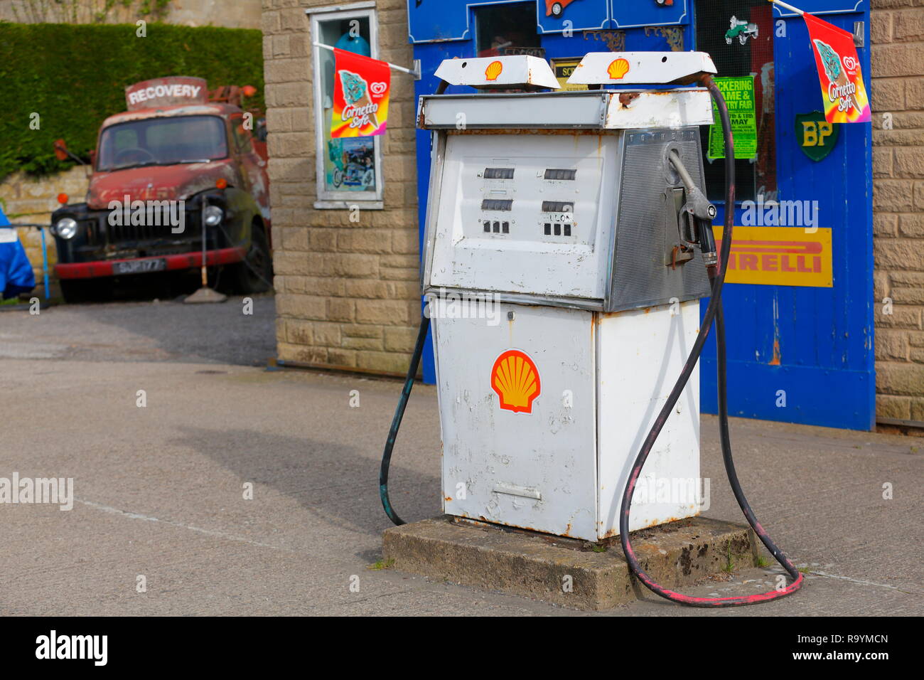 A n old Shell fuel pump on premises in Goathland ,North Yorkshire that was also used as a filming location for the tv series 'Heartbeat' Stock Photo