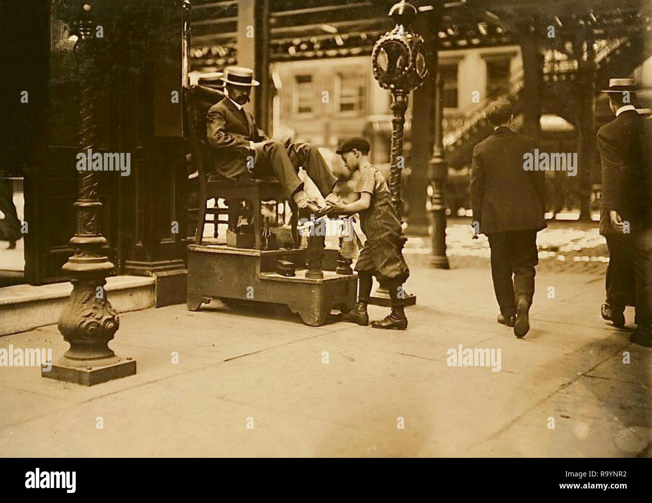 Shoeshine, 3rd Ave & 9th St. New York July 1910 Stock Photo