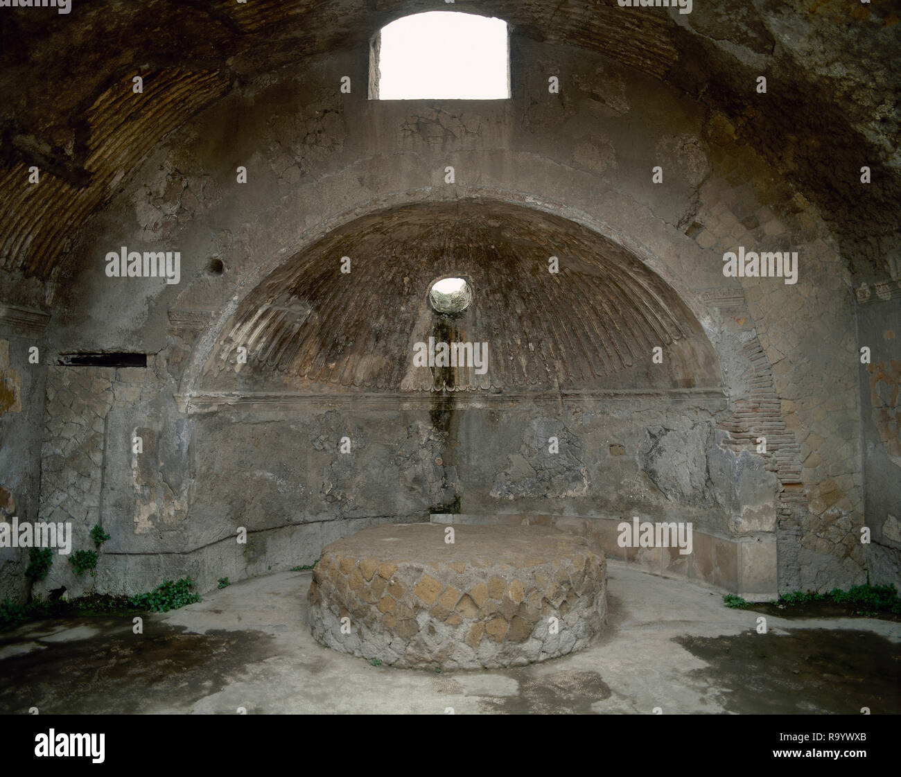 Italy. Herculaneum. Urban baths. The Central Termae. They were built around the beginning of the 1st century AD, and subdivided into sections for men and women. Interior of the male 'caldarium', the hot bath with the 'podium' circular for the 'labrum', large water-filed basin. Campania. Stock Photo