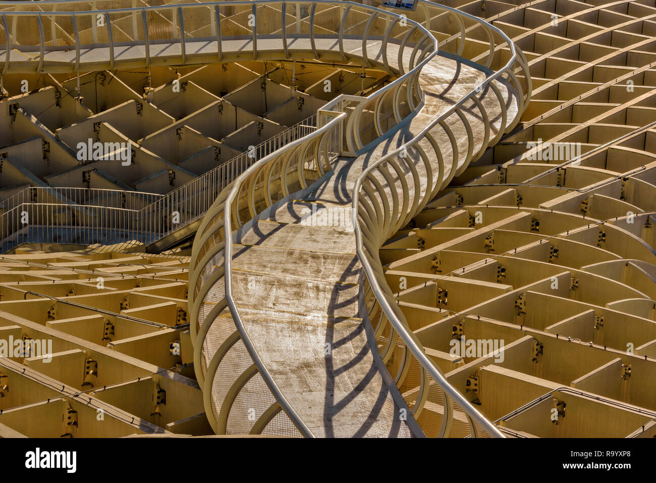 METROPOL PARASOL LA ENCARNACION SQUARE SEVILLE SPAIN CURVING WALKWAY ON THE TOP OF THE STRUCTURE Stock Photo