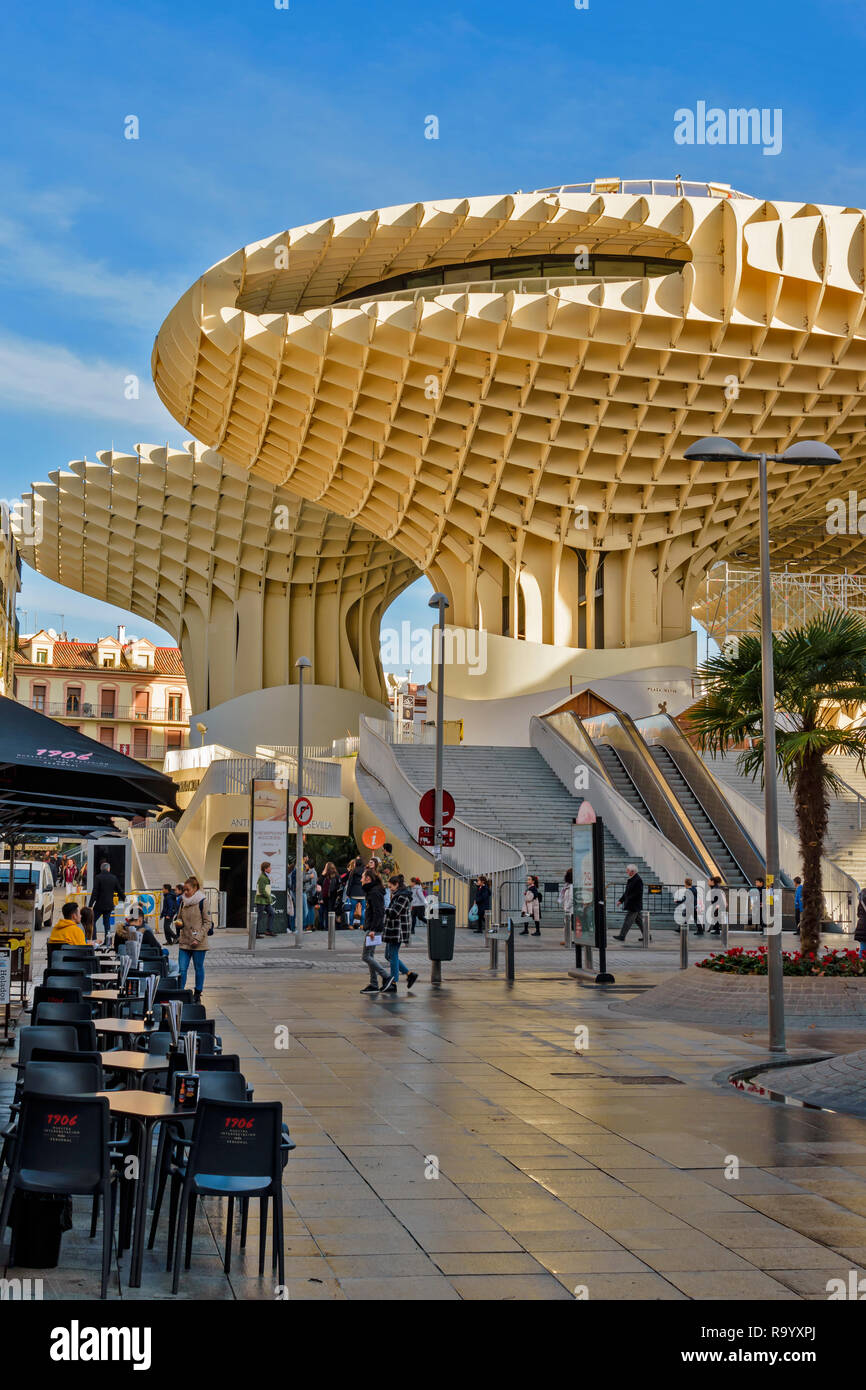 METROPOL PARASOL LA ENCARNACION SQUARE SEVILLE SPAIN EARLY MORNING AND THE OUTDOOR CAFE 1906 Stock Photo