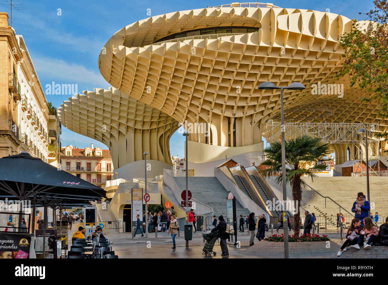 METROPOL PARASOL LA ENCARNACION SQUARE SEVILLE SPAIN EARLY MORNING WITH PEOPLE IN THE SQUARE Stock Photo