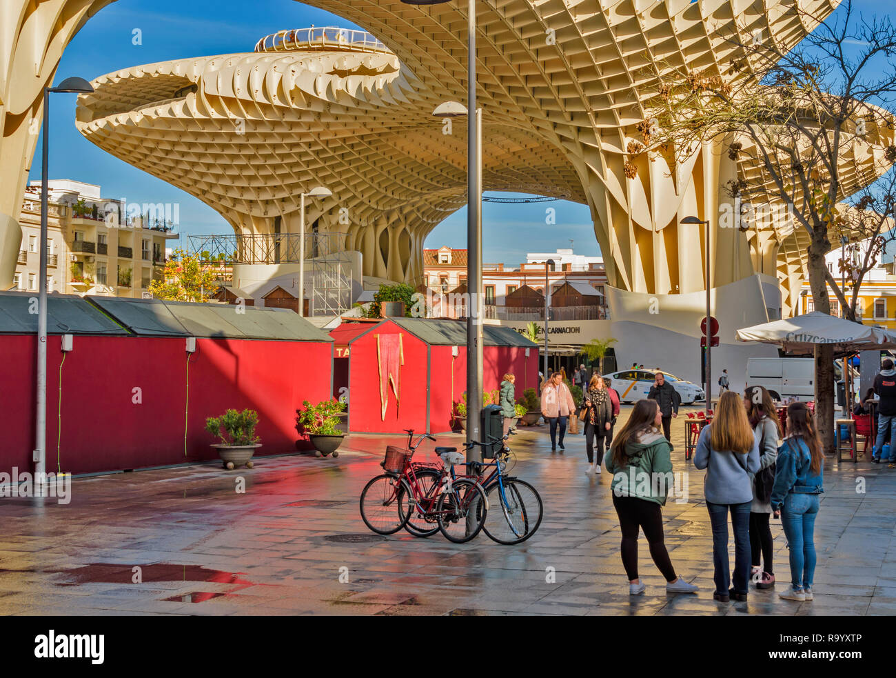 METROPOL PARASOL LA ENCARNACION SQUARE SEVILLE SPAIN EARLY MORNING WITH RED KIOSKS AND TOURISTS Stock Photo