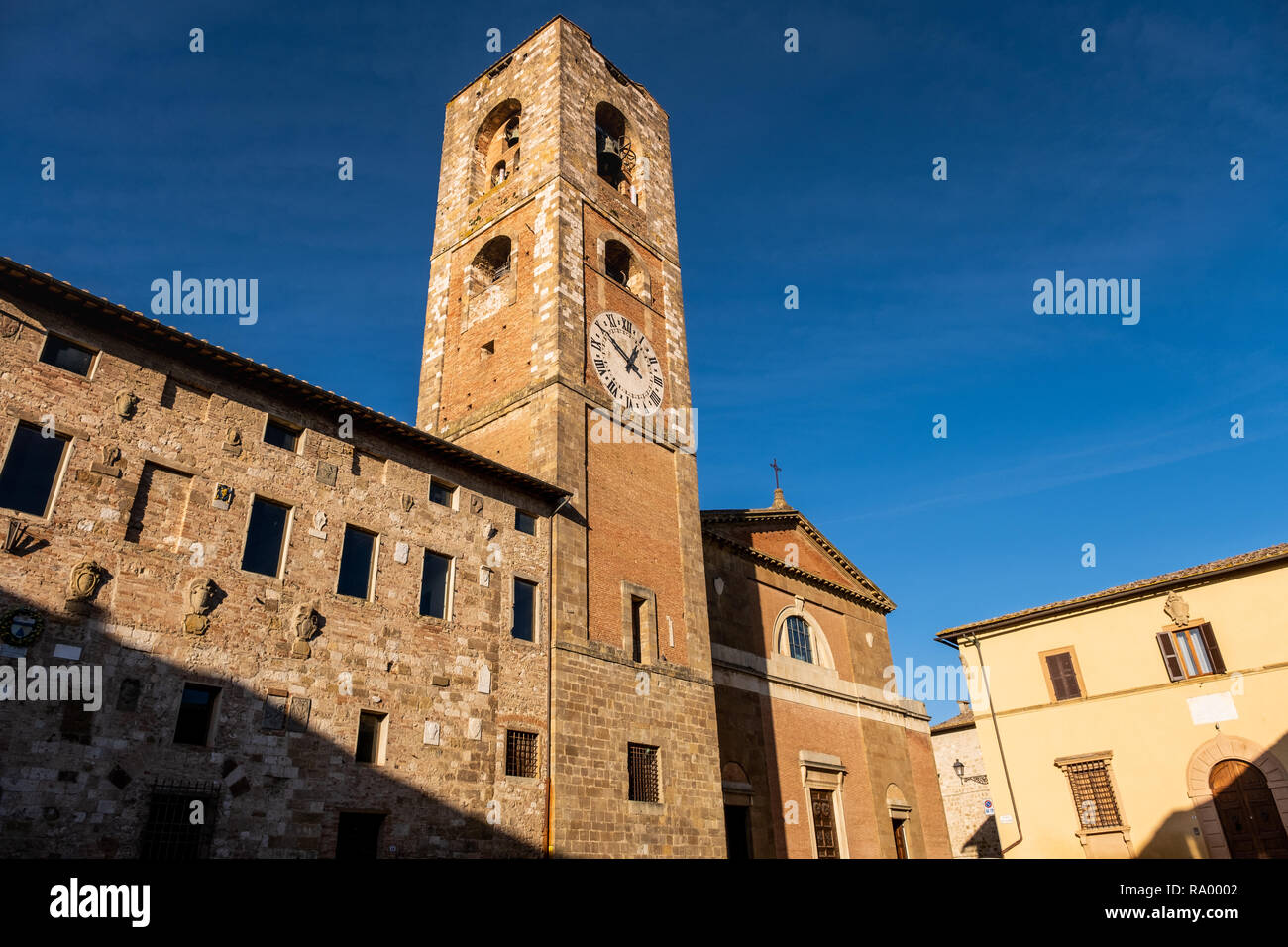 Palazzo Pretorio with the medieval tower and the Cathedral in the oldest part of the town of Colle Val d'Elsa, Siena, Tuscany Stock Photo