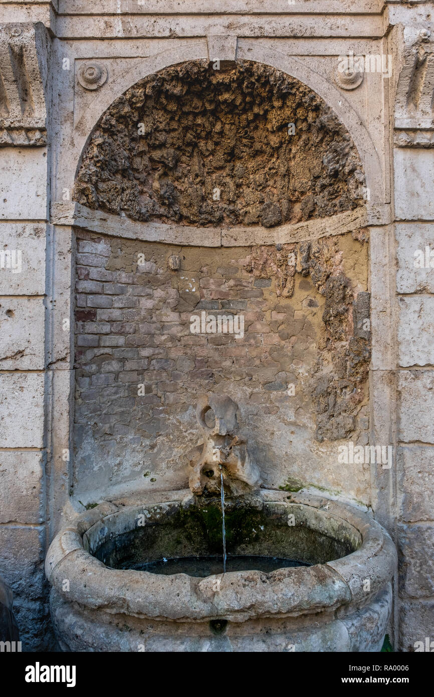 The fountain in front of the Palazzo Pretorio in the oldest part of the town of Colle Val d'Elsa, Siena, Tuscany Stock Photo
