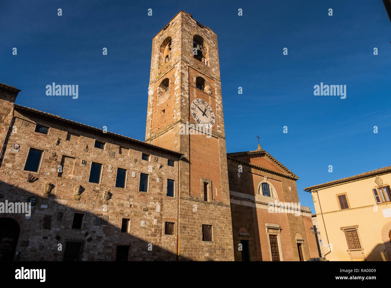 Palazzo Pretorio with the medieval tower and the Cathedral in the oldest part of the town of Colle Val d'Elsa, Siena, Tuscany Stock Photo