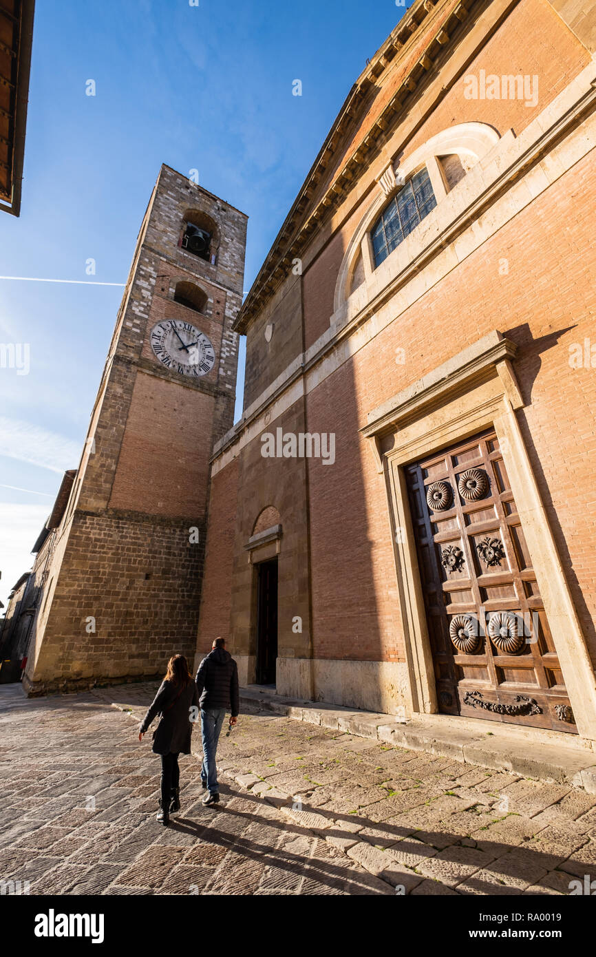 Palazzo Pretorio with the medieval tower and the Cathedral in the oldest part of the town of Colle Val d'Elsa, Siena, Tuscany Stock Photo