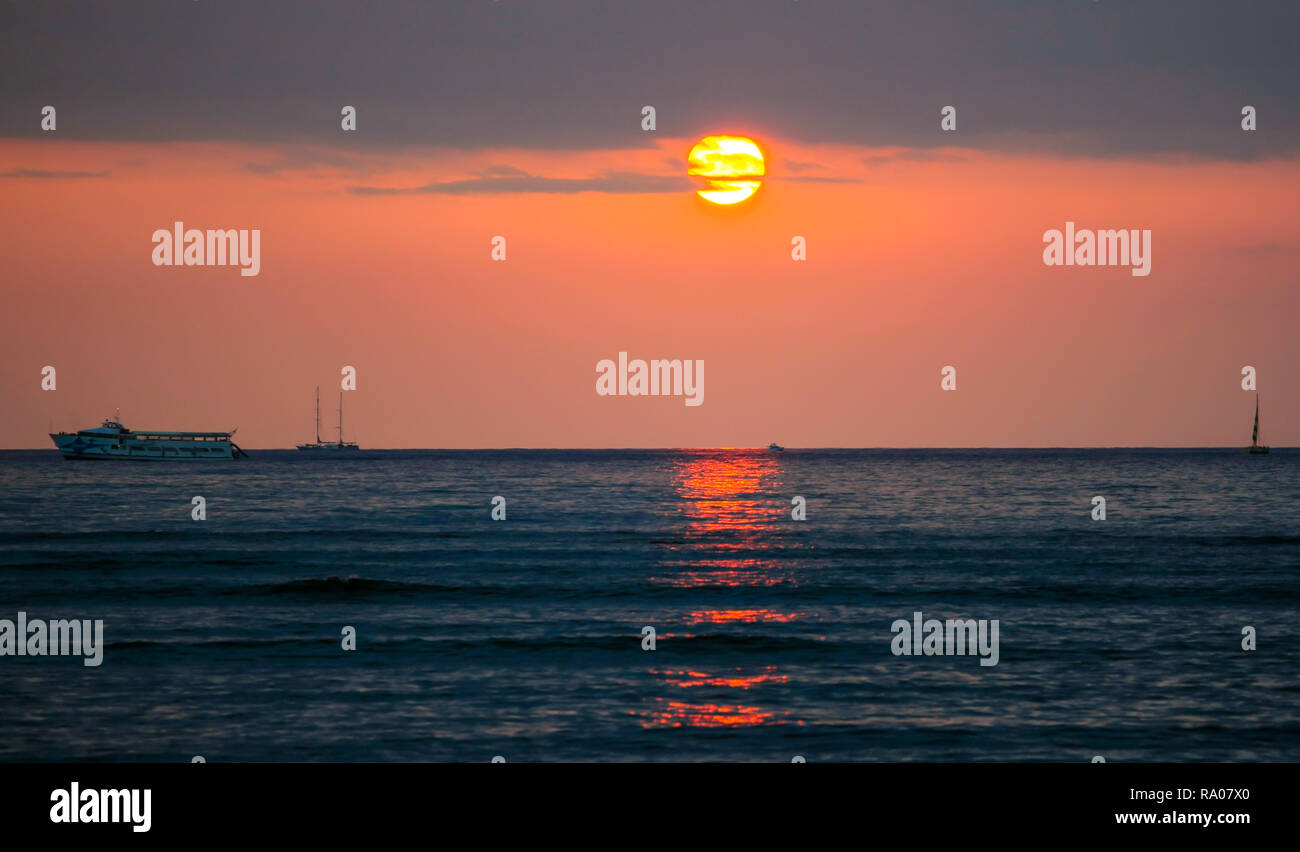 Waikiki sunset boat hi-res stock photography and images - Alamy