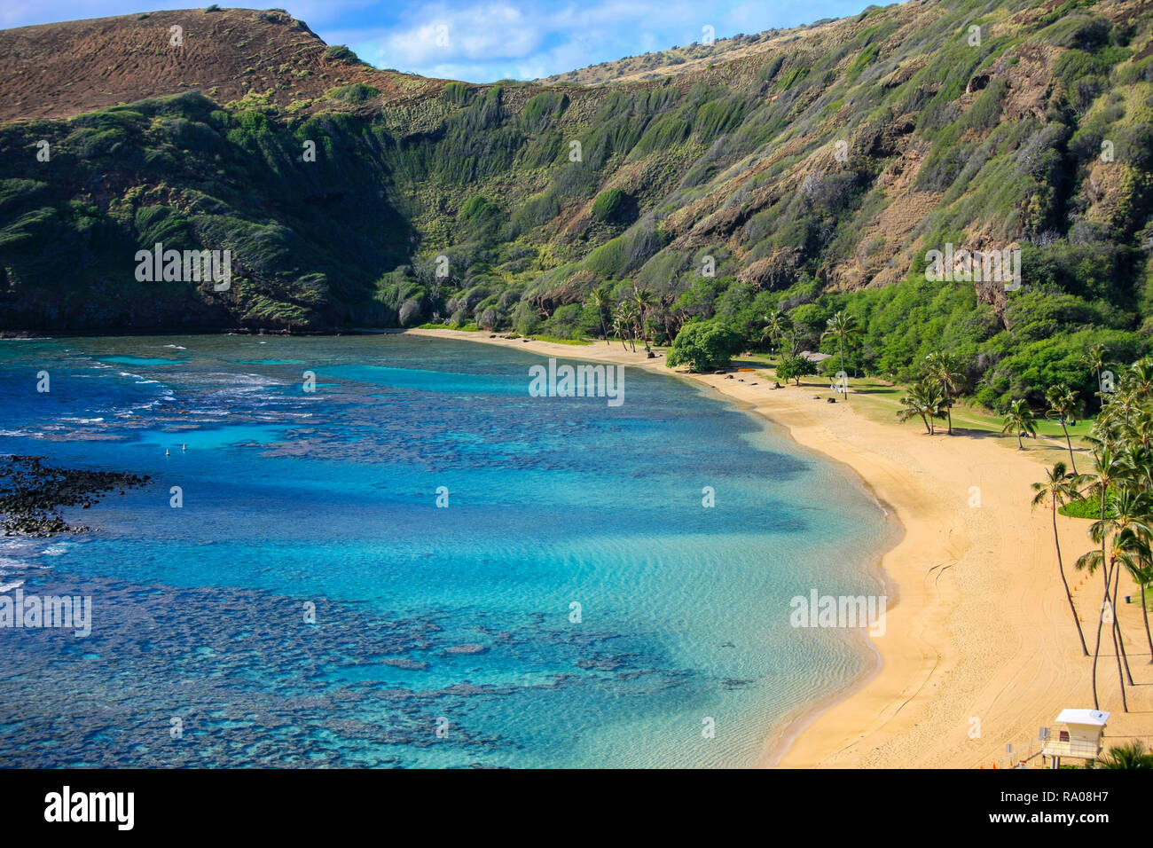 Hanauma Bay, popular swimming and snorkelling spot in extinct volcanic crater, Oahu, Hawaii