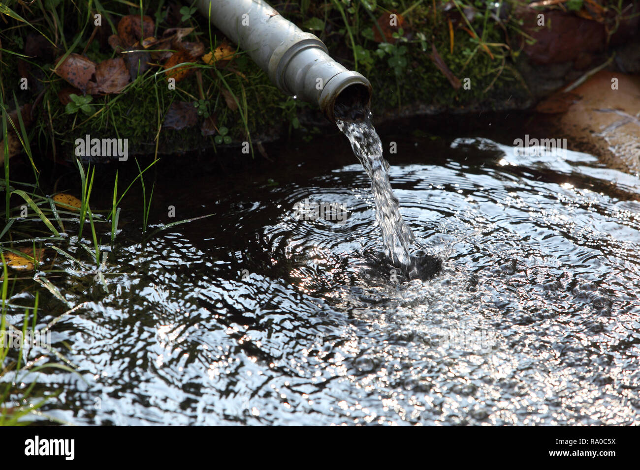 20.10.2010, Mecklenburg-Vorpommern, Goehren-Lebbin, Deutschland, Frischwasser fliesst durch ein Rohr in einen Fischteich. 00S101020D024CARO.JPG [MODEL Stock Photo