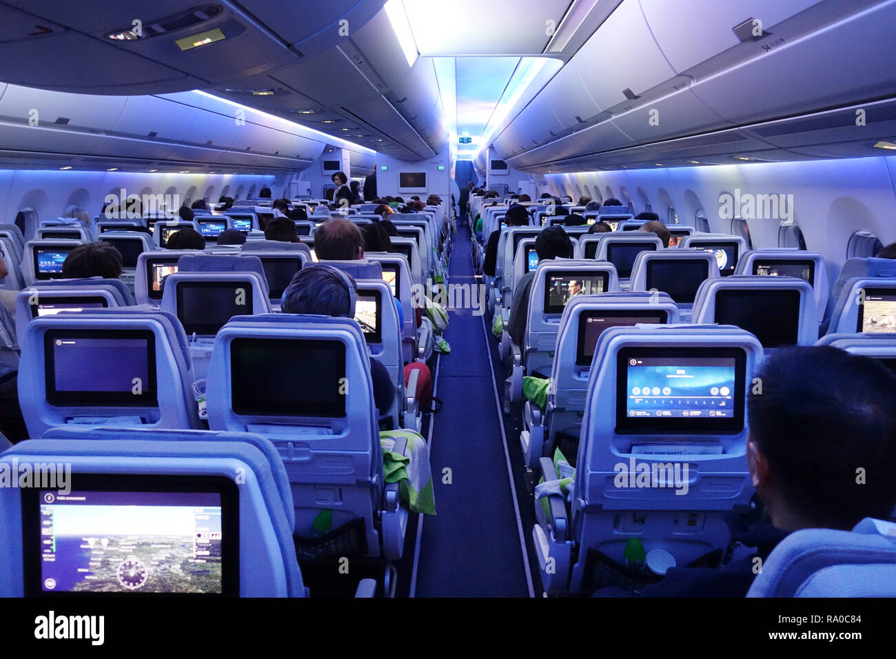 10.12.2017, Hongkong, Hongkong, China, Menschen in einer Flugzeugkabine. 00S171210D036CARO.JPG [MODEL RELEASE: NO, PROPERTY RELEASE: NOT APPLICABLE (c Stock Photo