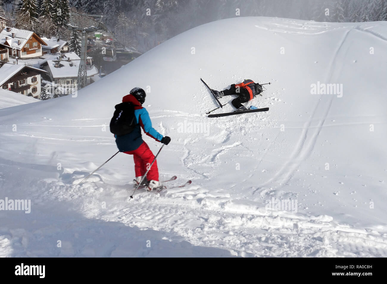 05.02.2018, Suedtirol, Reischach, Italien, Junge ist beim Skifahren gestuerzt. 00S180205D043CARO.JPG [MODEL RELEASE: YES, PROPERTY RELEASE: NOT APPLIC Stock Photo