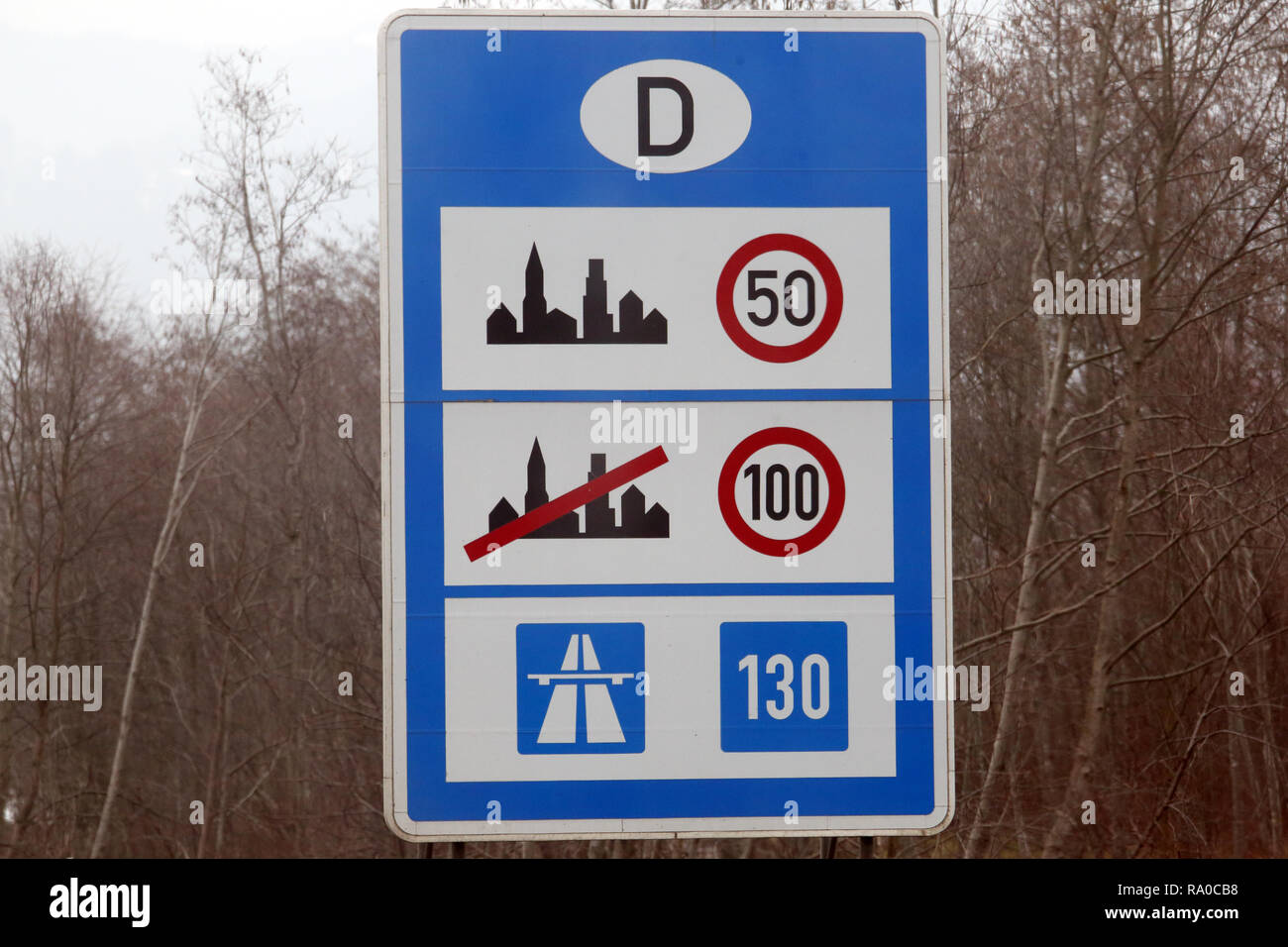 10.02.2018, Bayern, Kiefersfelden, Deutschland, Hinweisschild zur Geschwindigkeitsbegrenzung in Deutschland auf der A93. 00S180210D012CARO.JPG [MODEL  Stock Photo