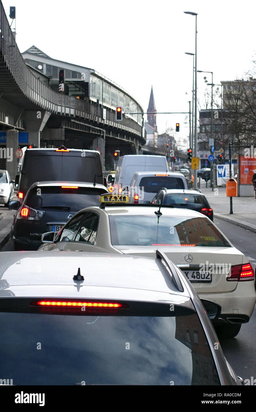 26.02.2018, Berlin, Berlin, Deutschland, Autos stehen in der Skalitzer Strasse an einer roten Ampel. 00S180226D126CARO.JPG [MODEL RELEASE: NOT APPLICA Stock Photo