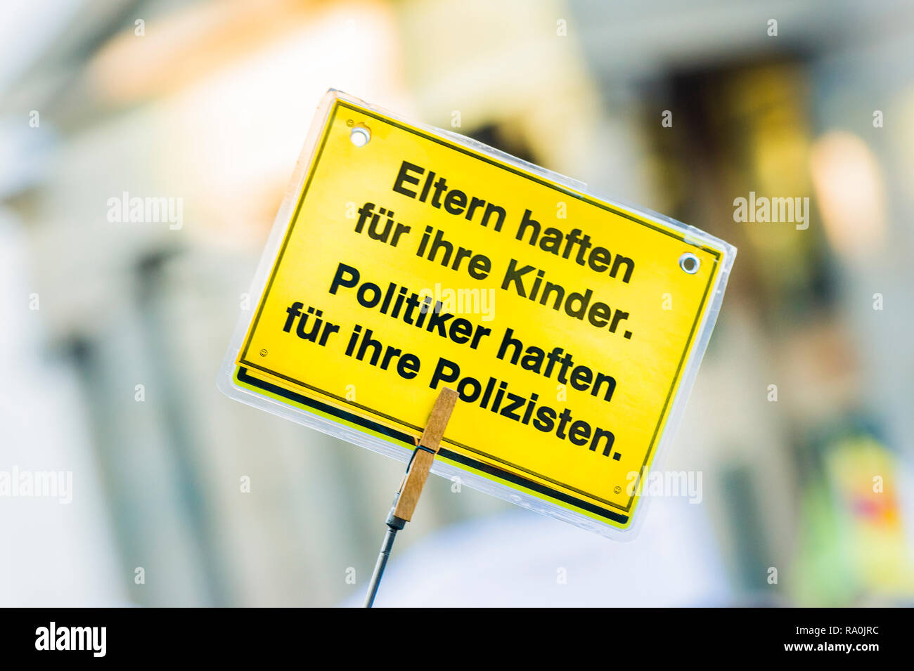 poster, text reads: _ eltern haften für ihre kinder. politiker haften für ihre polizisten_ Stock Photo