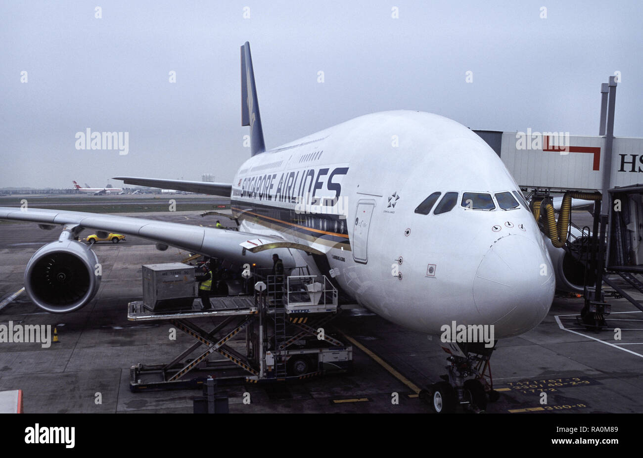 12.04.2009, London, Grossbritannien, Europa - Ein Passagierflugzeug vom Typ Airbus A380 der Singapore Airlines parkt am Flugsteig auf dem Londoner Flu Stock Photo