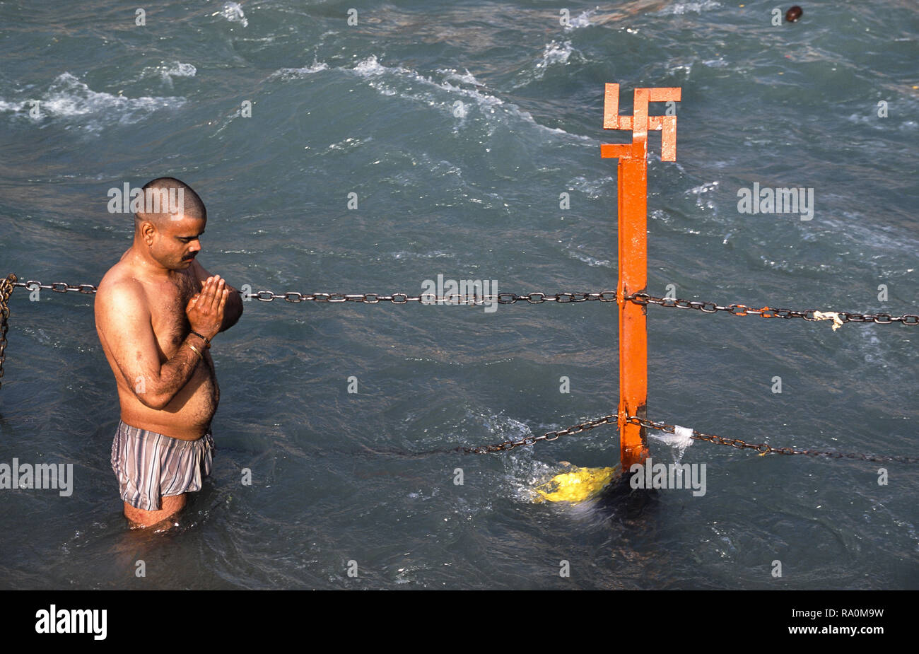 13.03.2010, Haridwar, Uttarakhand, Indien, Asien - Ein glaeubiger Hindu betet waehrend des religioesen Hindufestes Kumbh Mela im heiligen Fluss Ganges Stock Photo