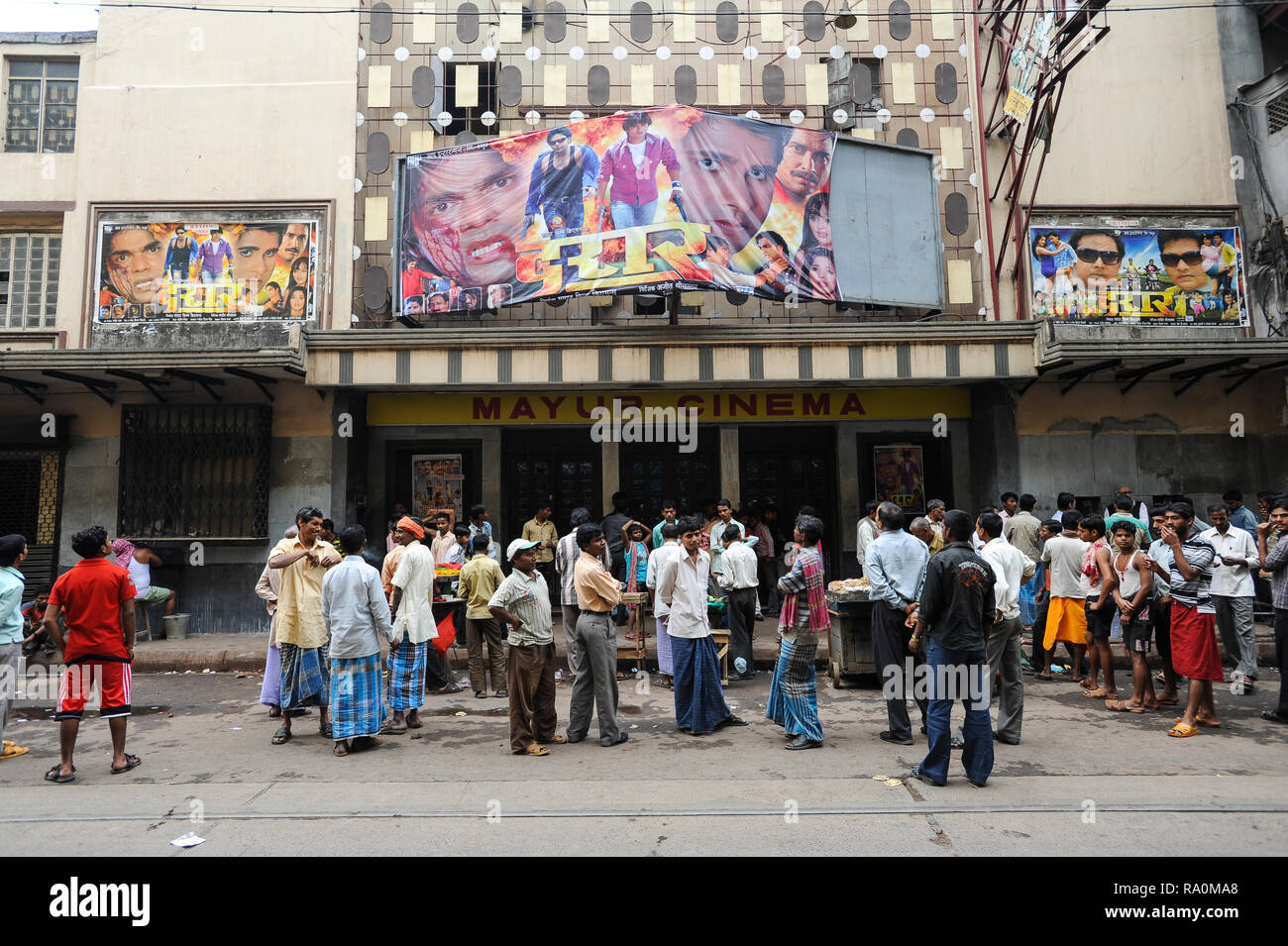 20.02.2011, Kolkata, Westbengalen, Indien, Asien - Eine grosse Gruppe von Indern wartet vor dem Eingang eines Kinos auf den Einlass. 0SL110220D007CARO Stock Photo