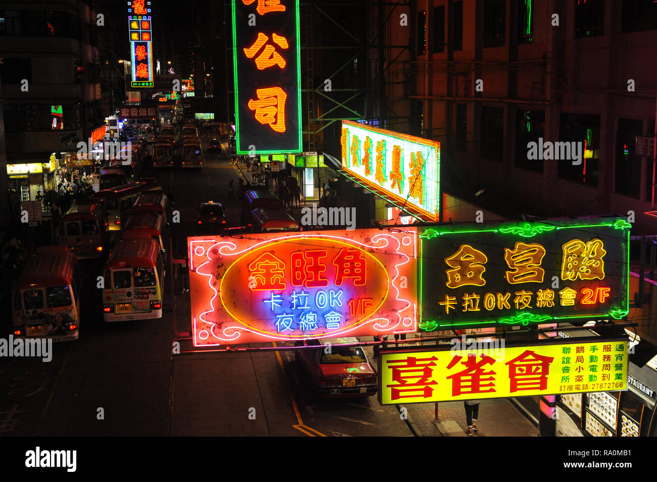 11.10.2014, Hongkong, Volksrepublik China, Asien - Bunte Neonschilder beleuchten eine Strasse in Kowloons Arbeiterviertel Mong Kok. 0SL141011D004CARO. Stock Photo